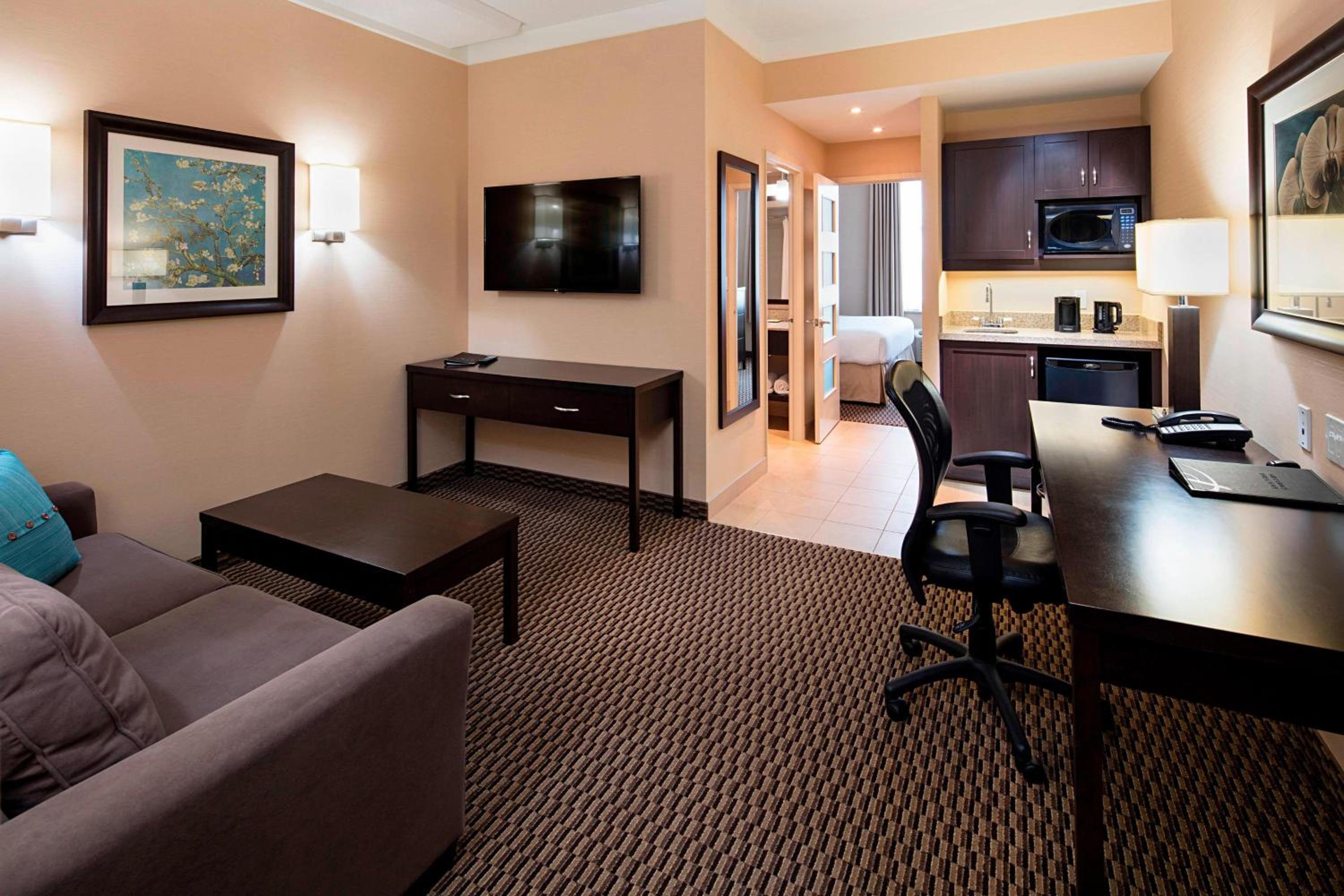 One-Bedroom Suite with Queen Bed and Sofa Bed - Photo 3