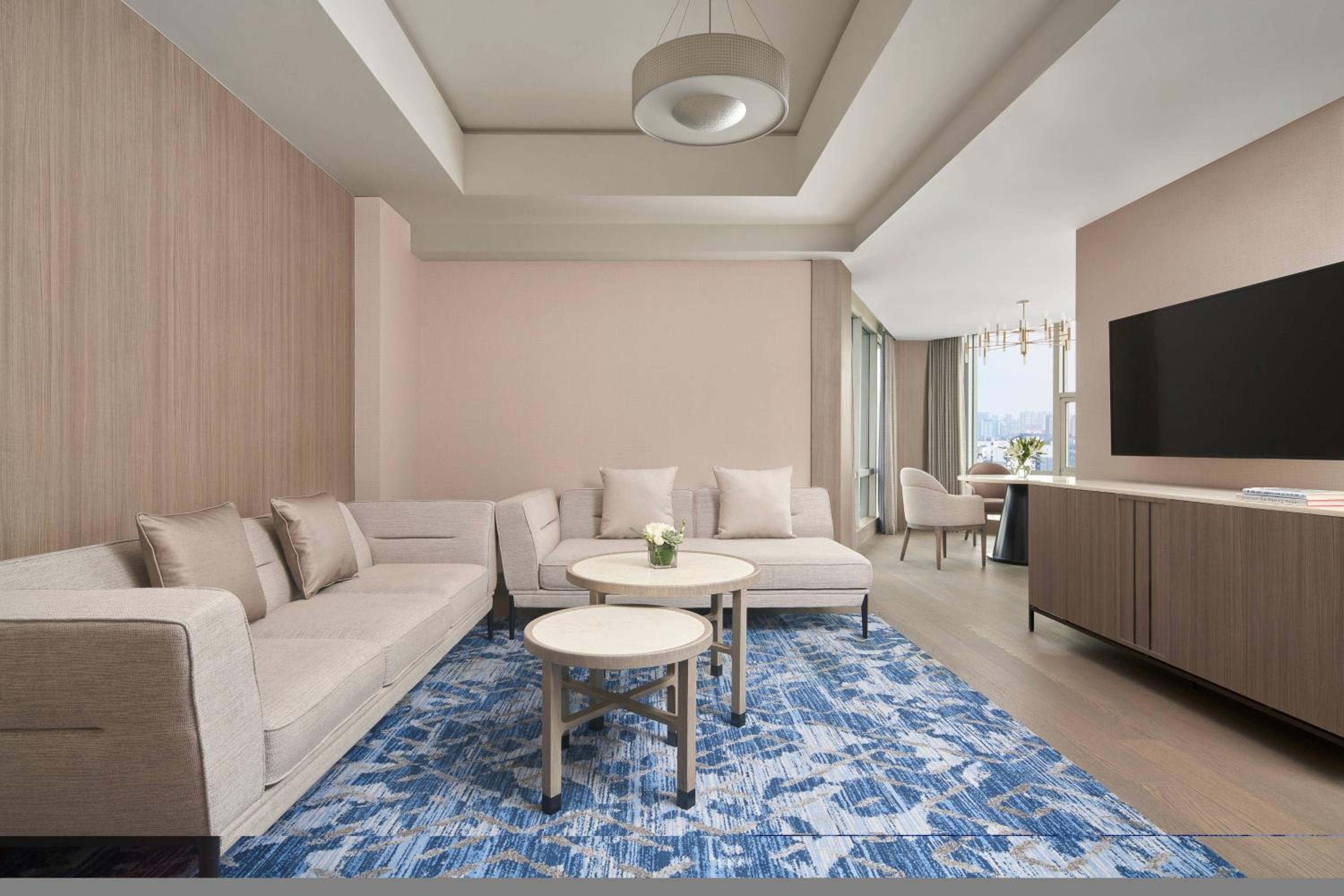 Executive Suite with Club Benefit photo 3