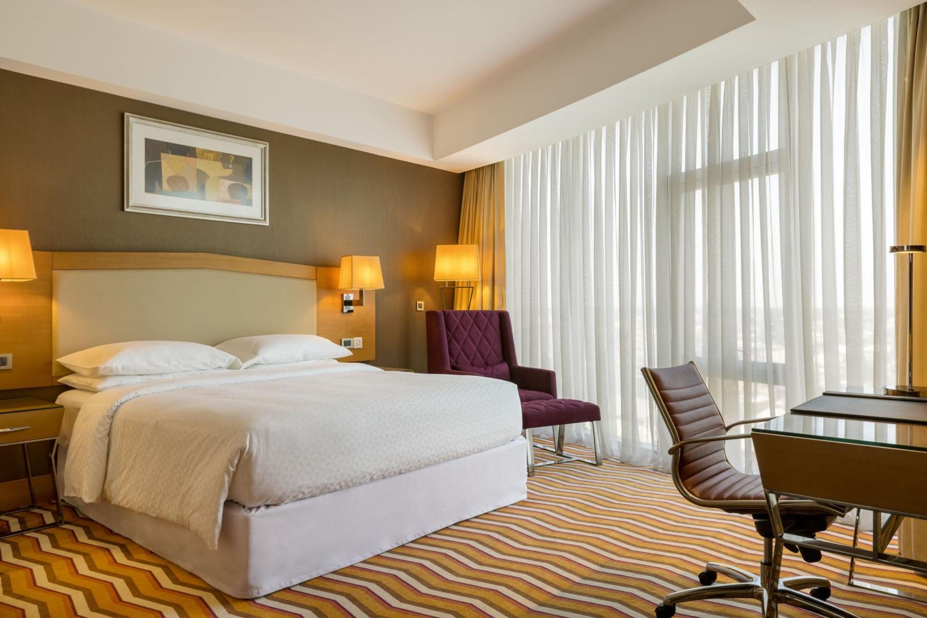 Corner Junior King Suite with City View - Photo 1