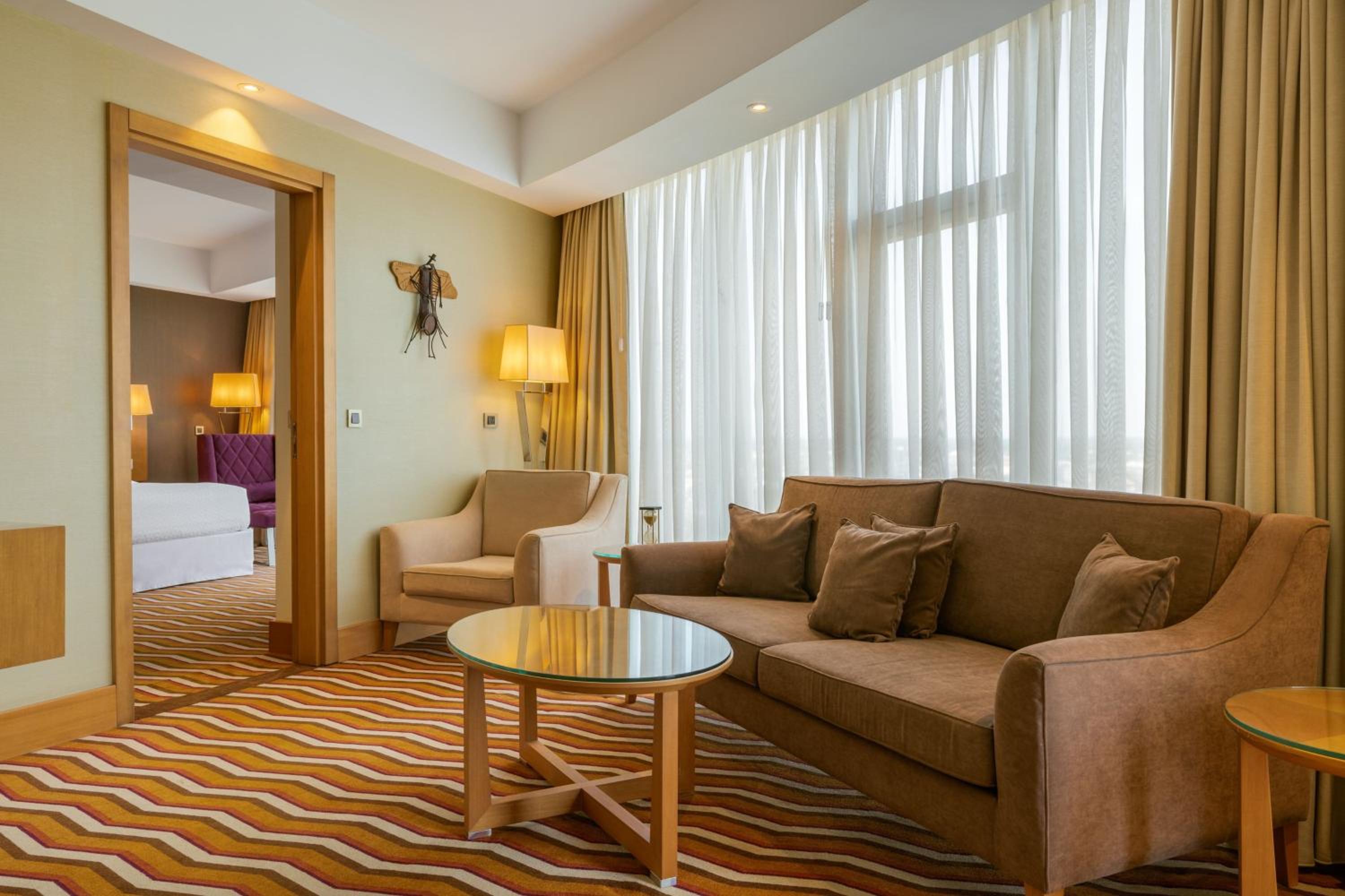 Corner Junior King Suite with City View - Photo 2