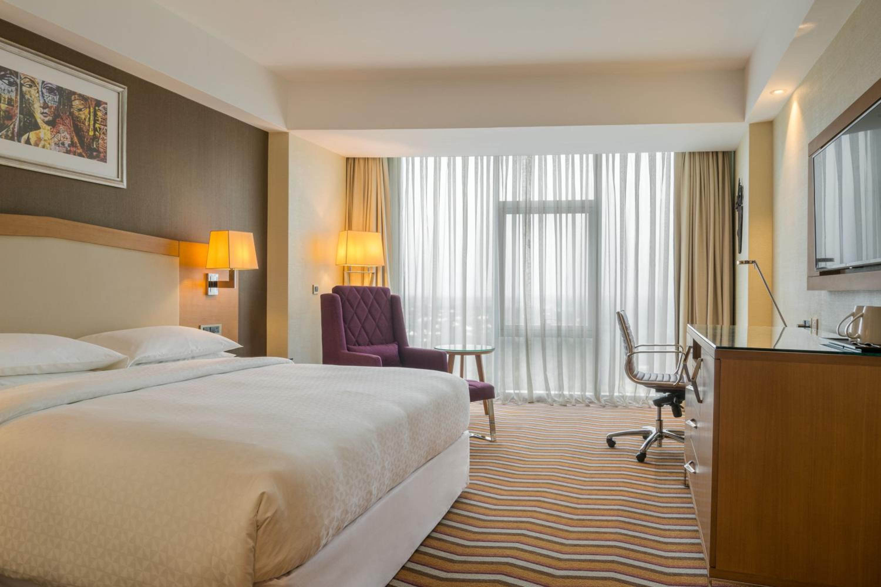 Deluxe King Room with City View