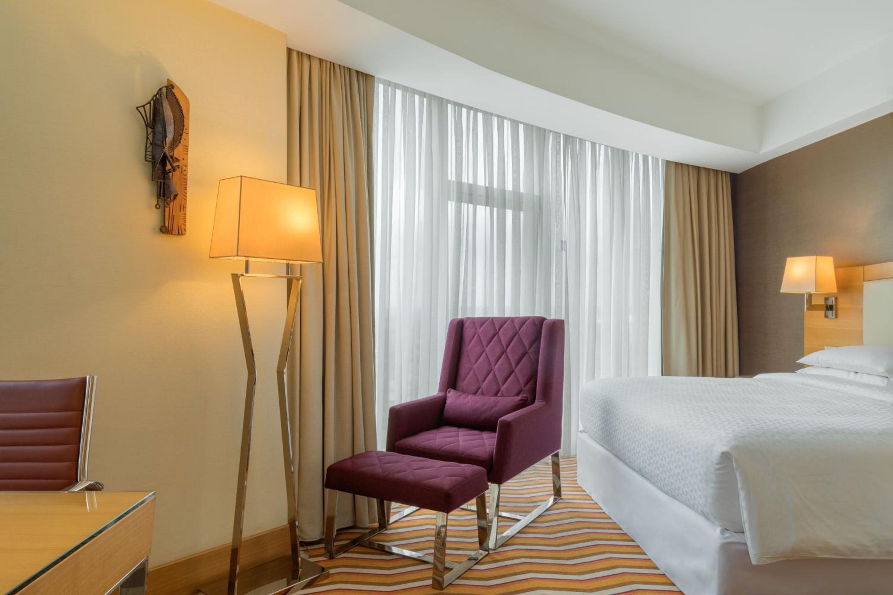 Corner King Room with City View - Photo 1
