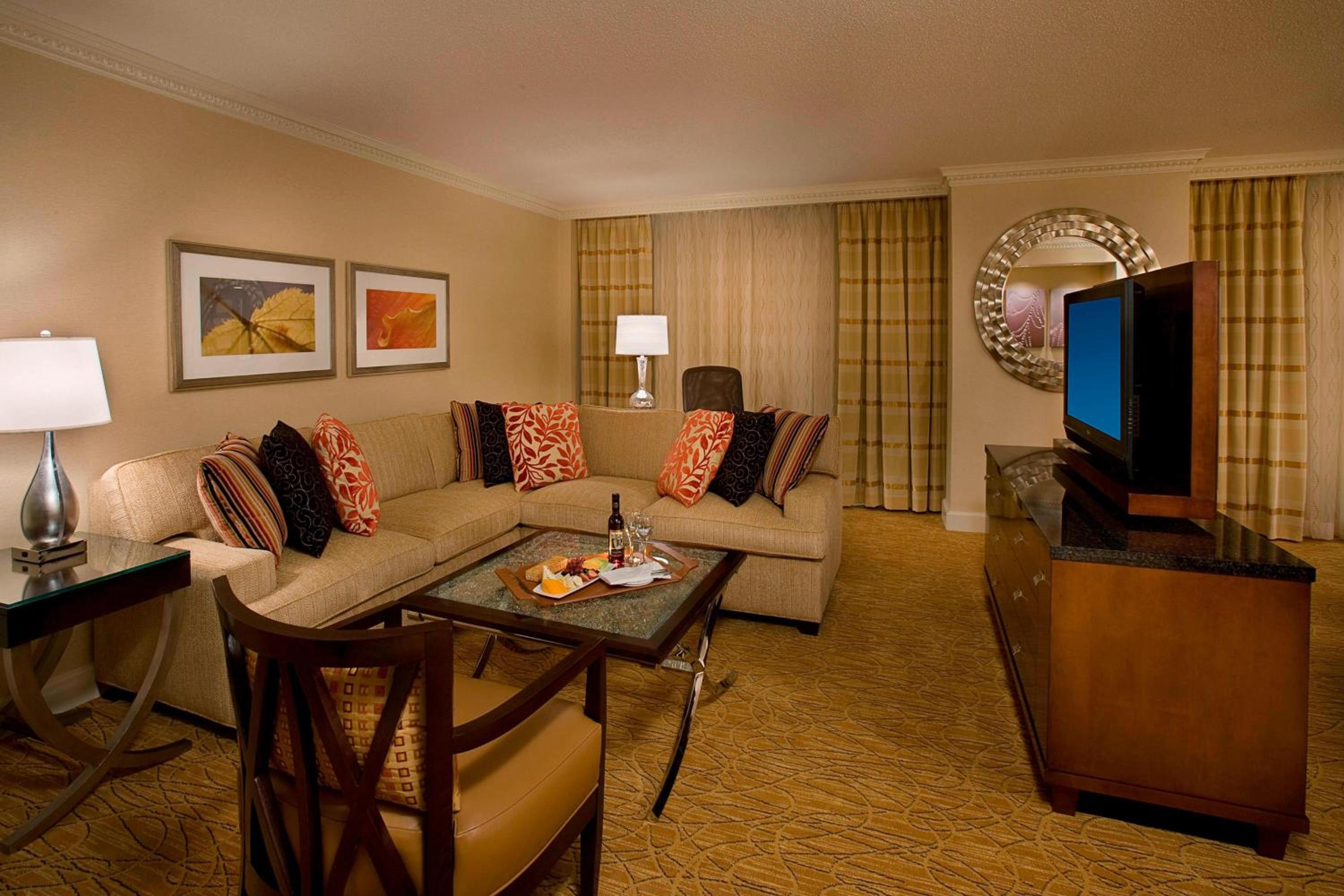 1 Queen Murphy Hosp Suite, M Club lounge access, Top floor