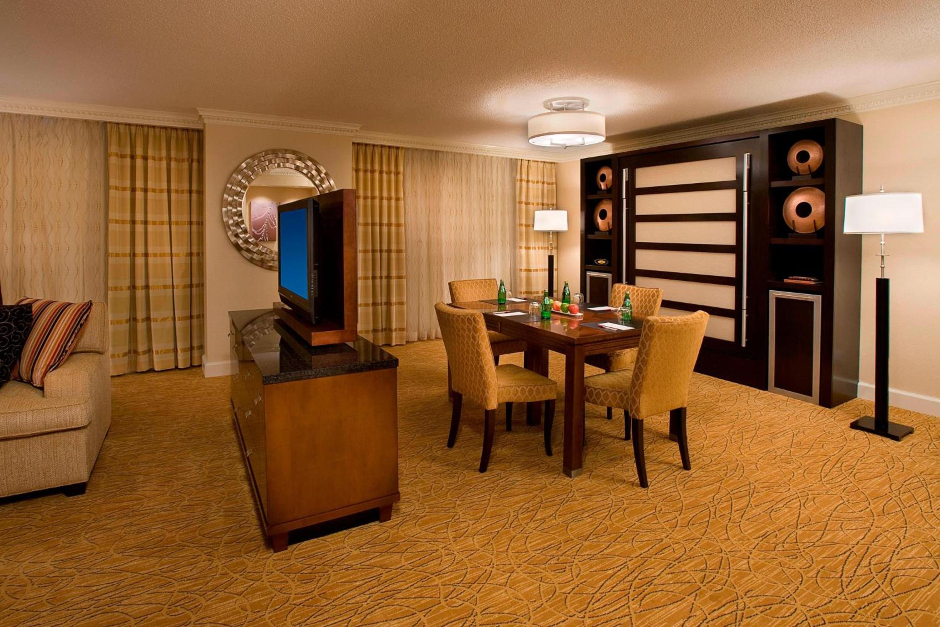 1 Queen Murphy Hosp Suite, M Club lounge access, Top floor