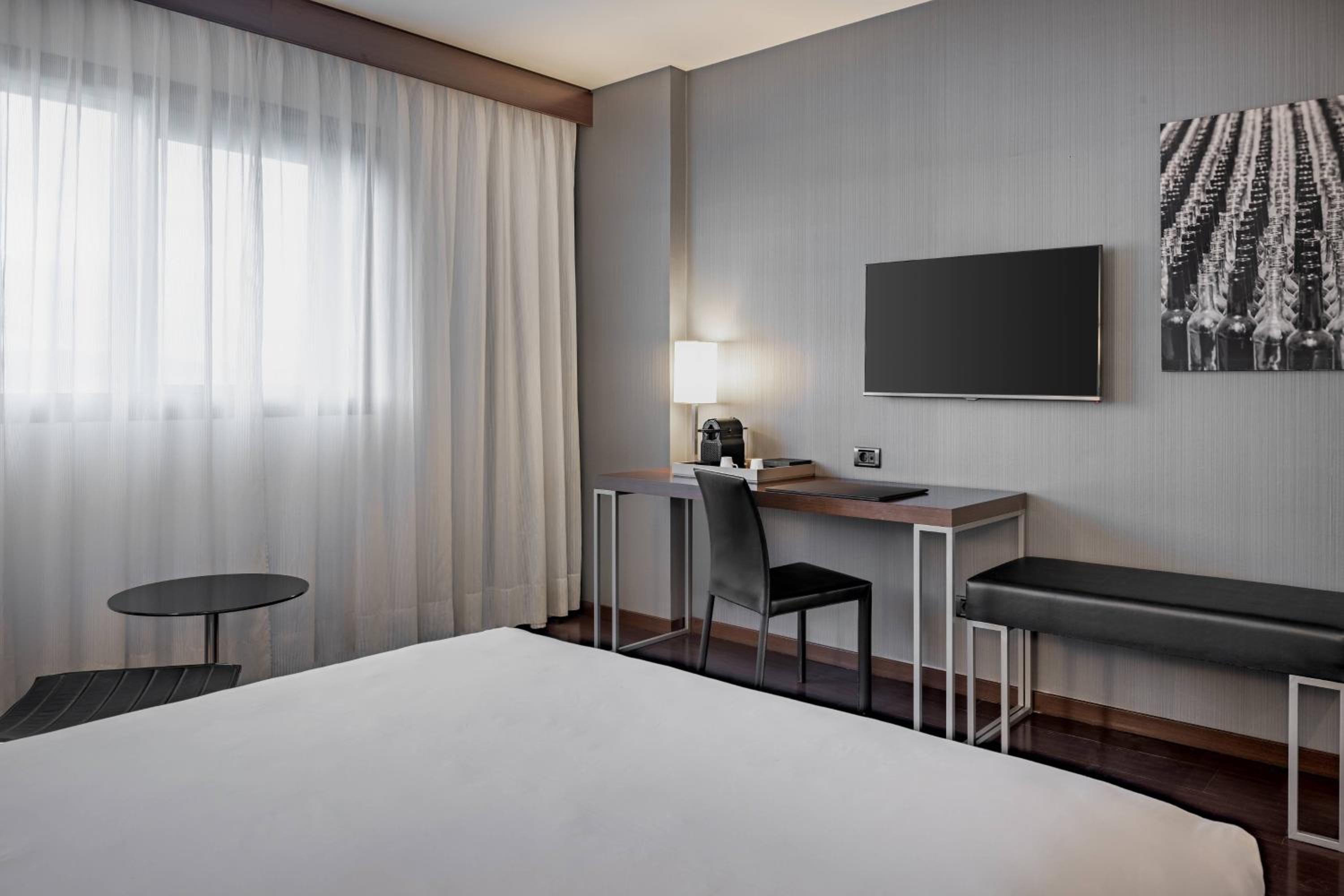 Standard Plus Queen Room - Photo 4