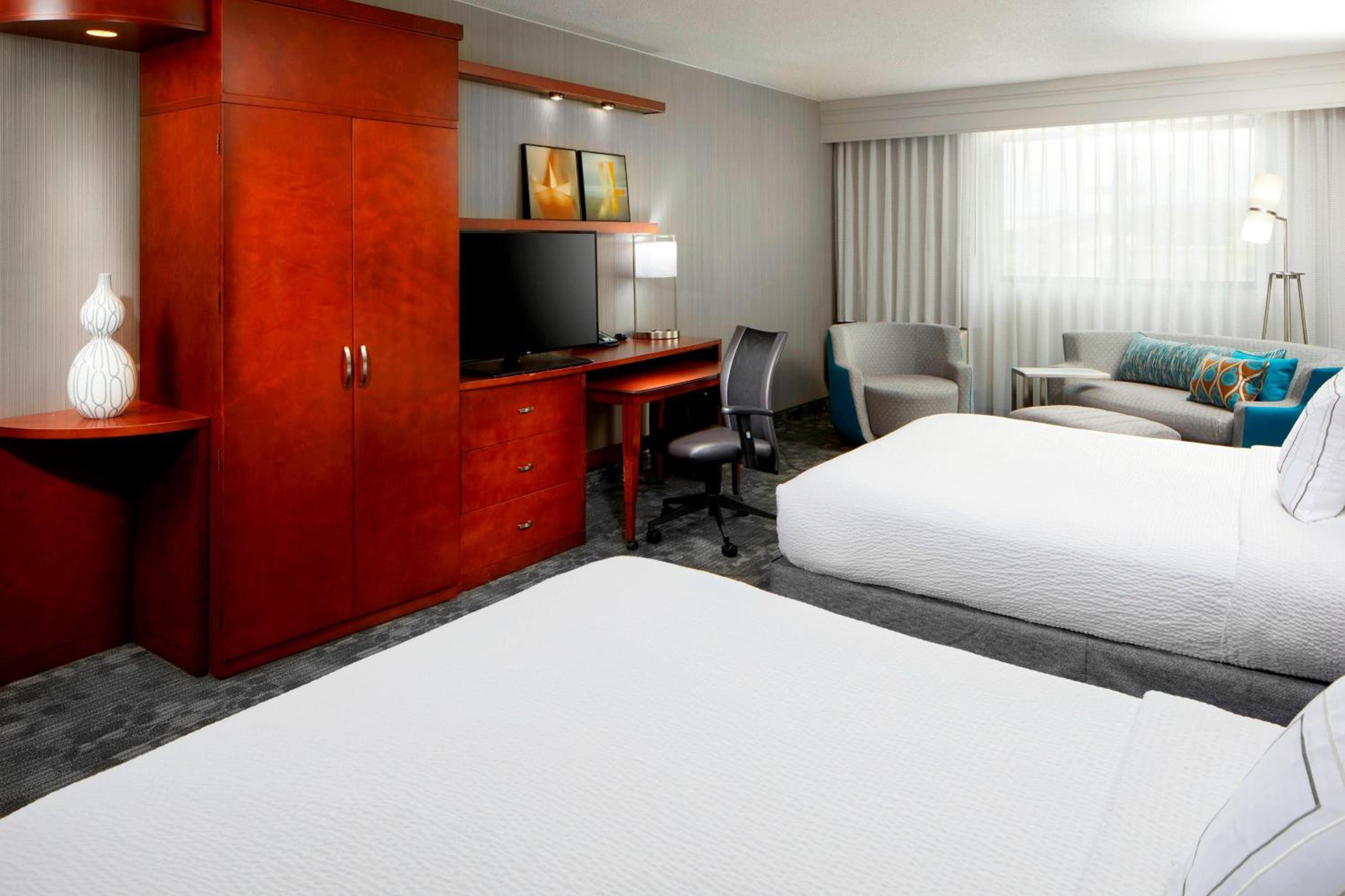 Executive Queen Room with Two Queen Beds - Photo 1