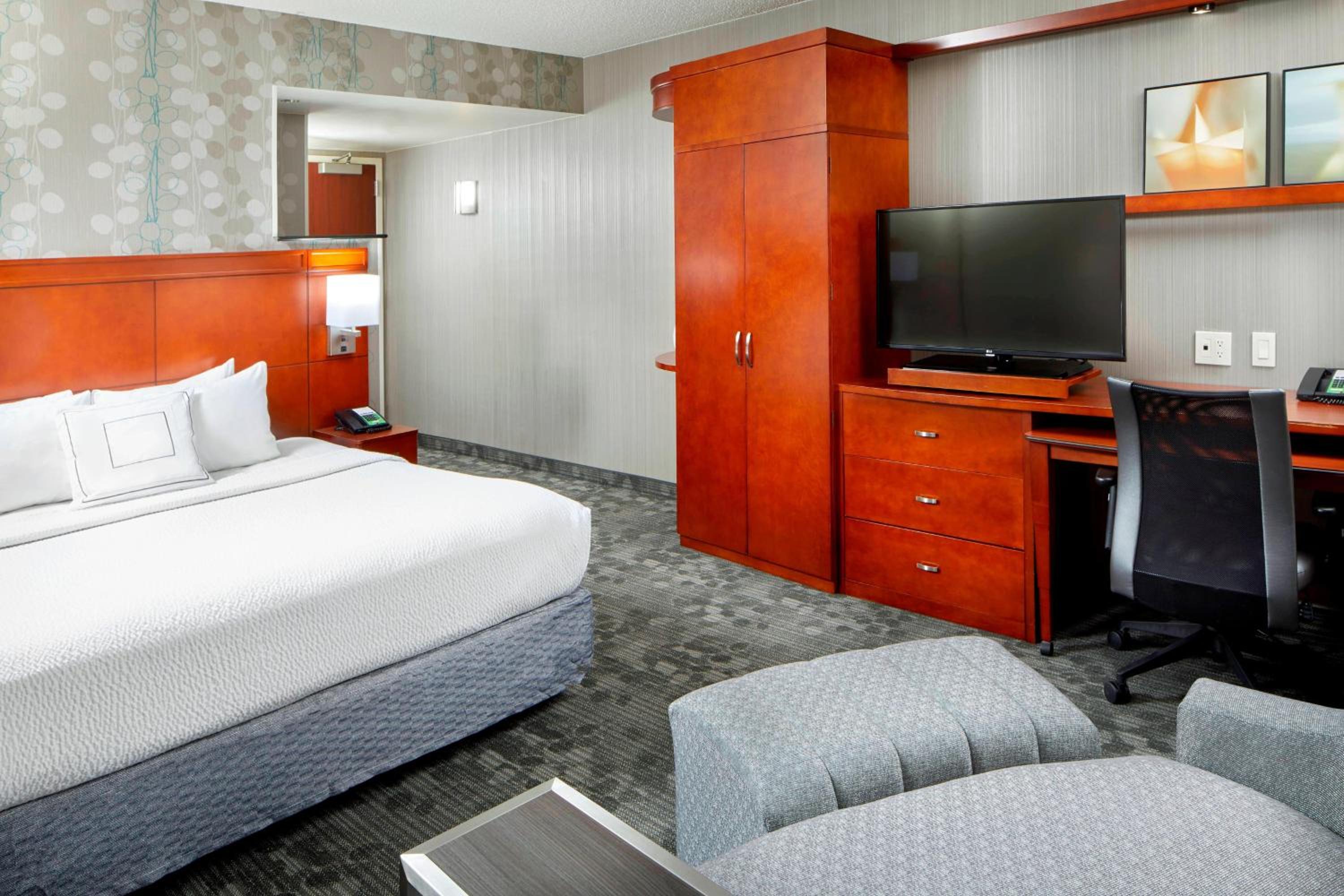 King Room with Sofa Bed - Photo 1