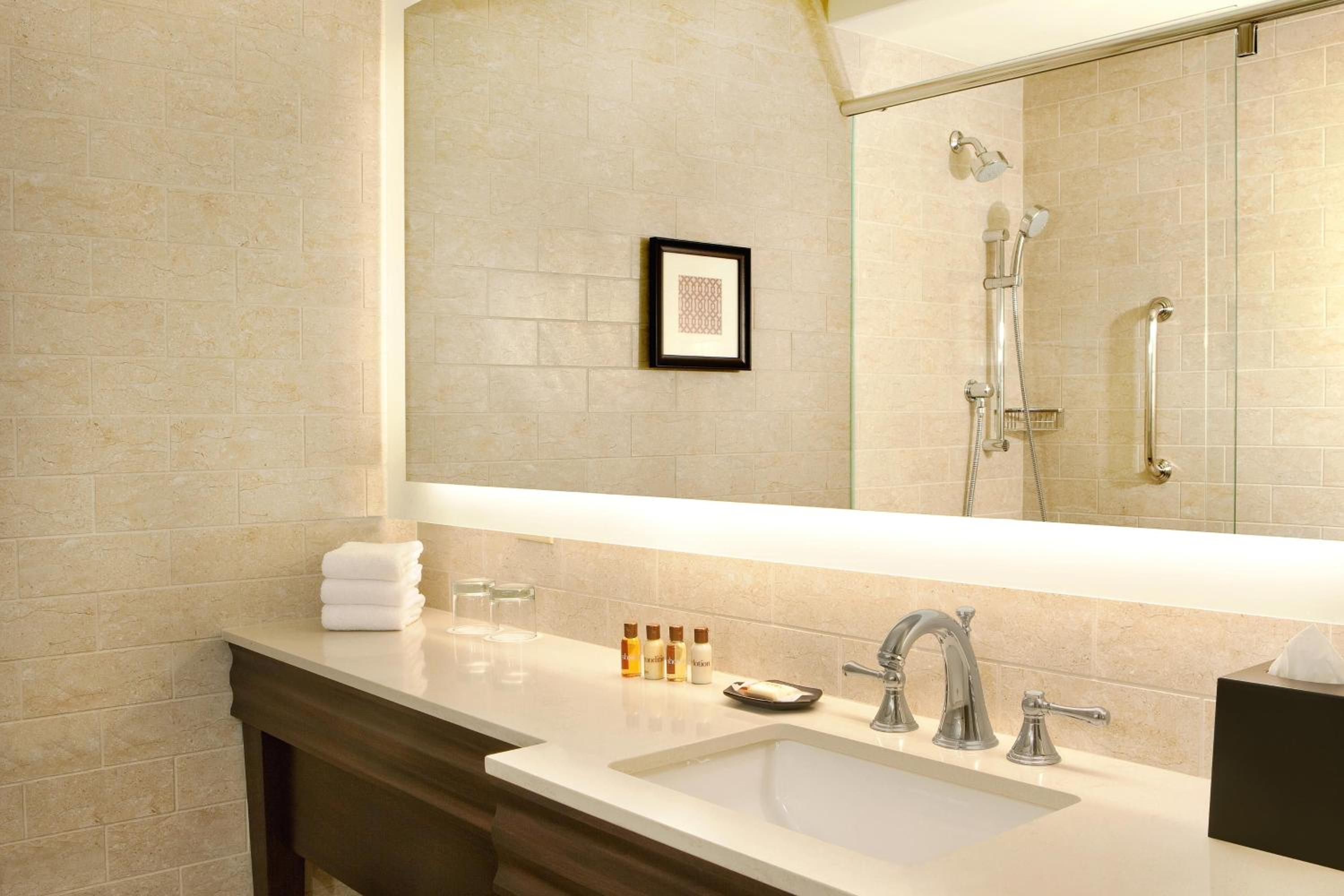 Deluxe, Guest room, 1 King - Photo 4