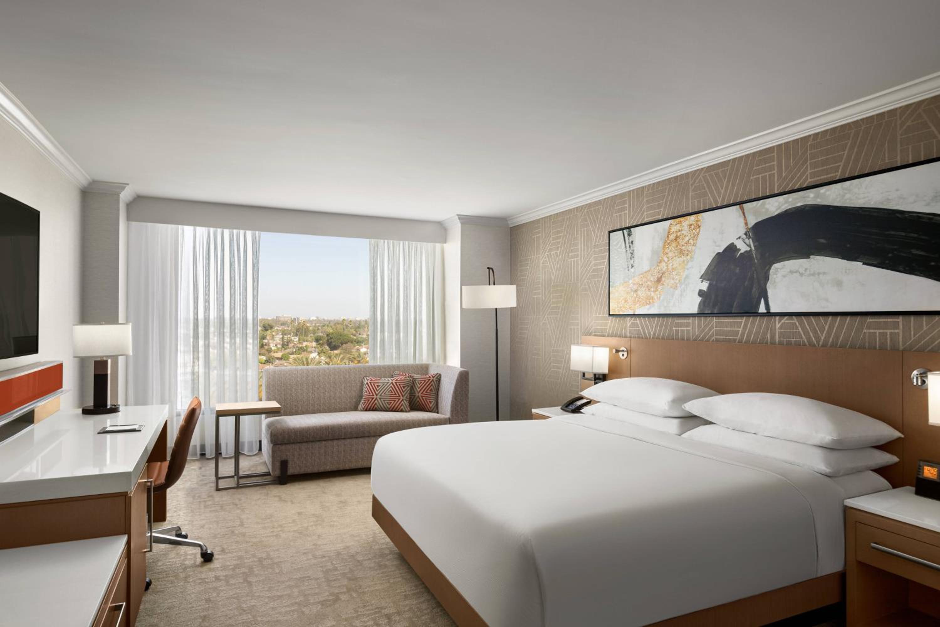 Executive King Room with Sofa Bed - High Floor - Photo 1