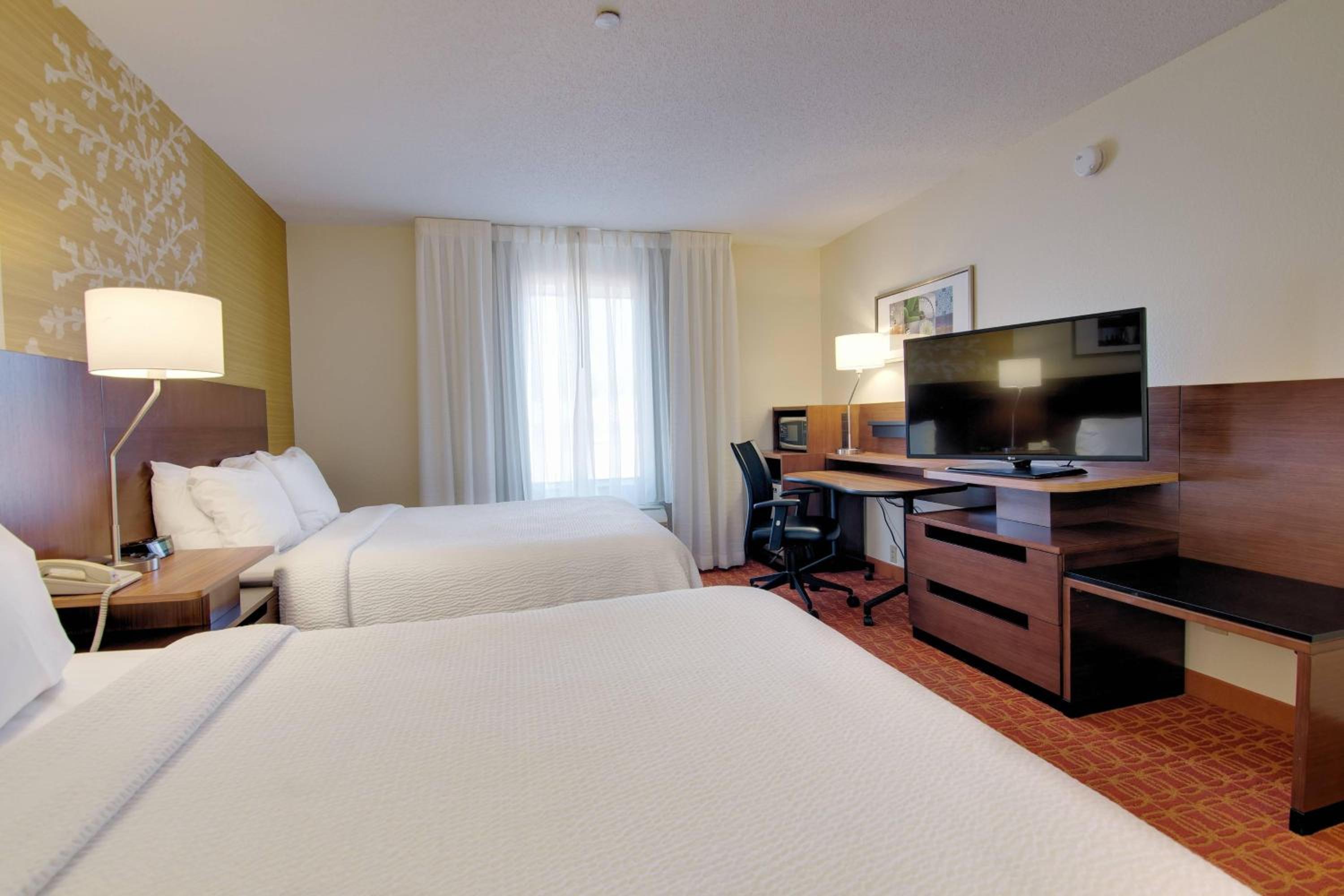 Queen Room with 2 Queen Beds - Photo 3