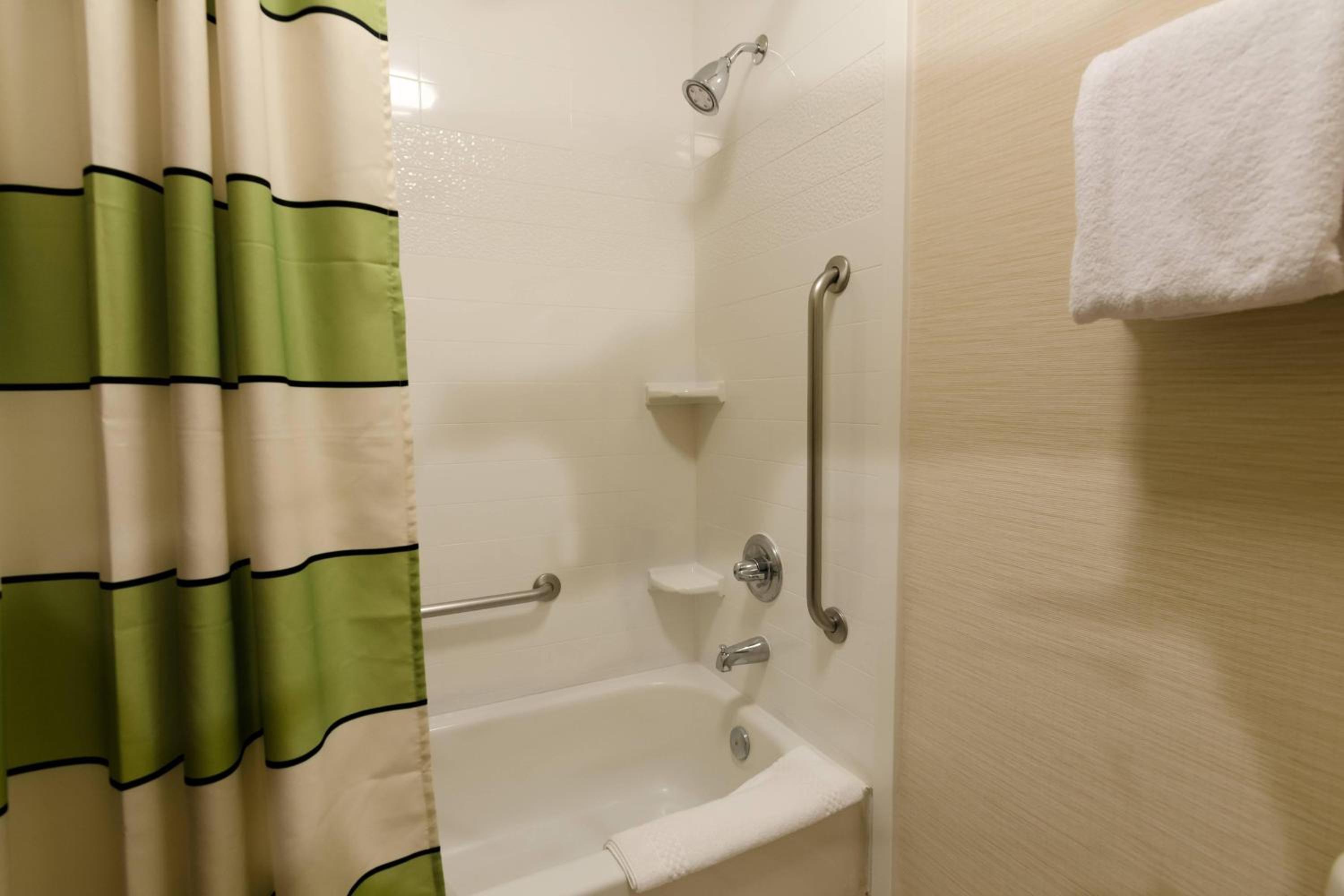 Queen Room with 2 Queen Beds - Photo 2