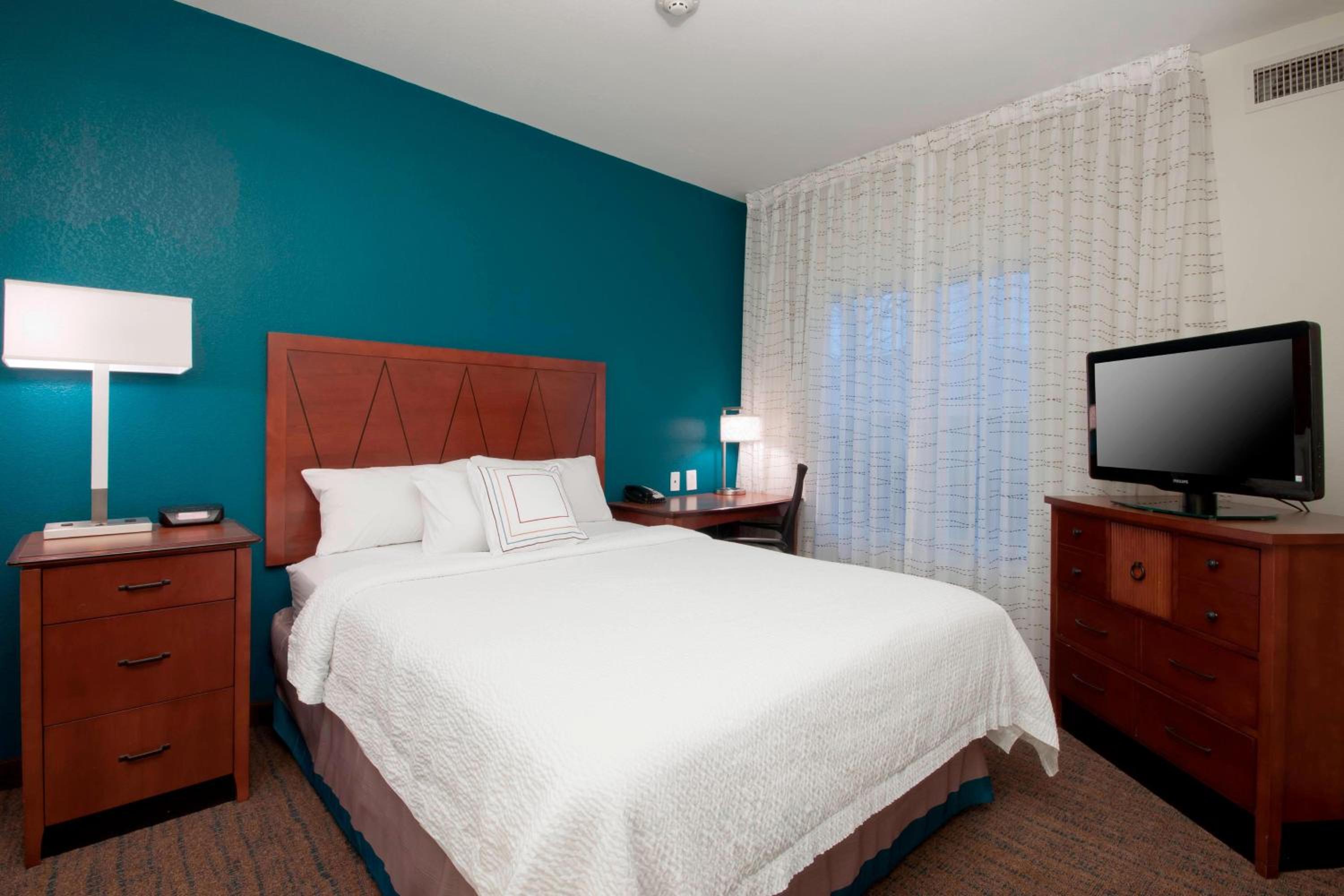One-Bedroom Queen Suite with Sofa Bed - Photo 7