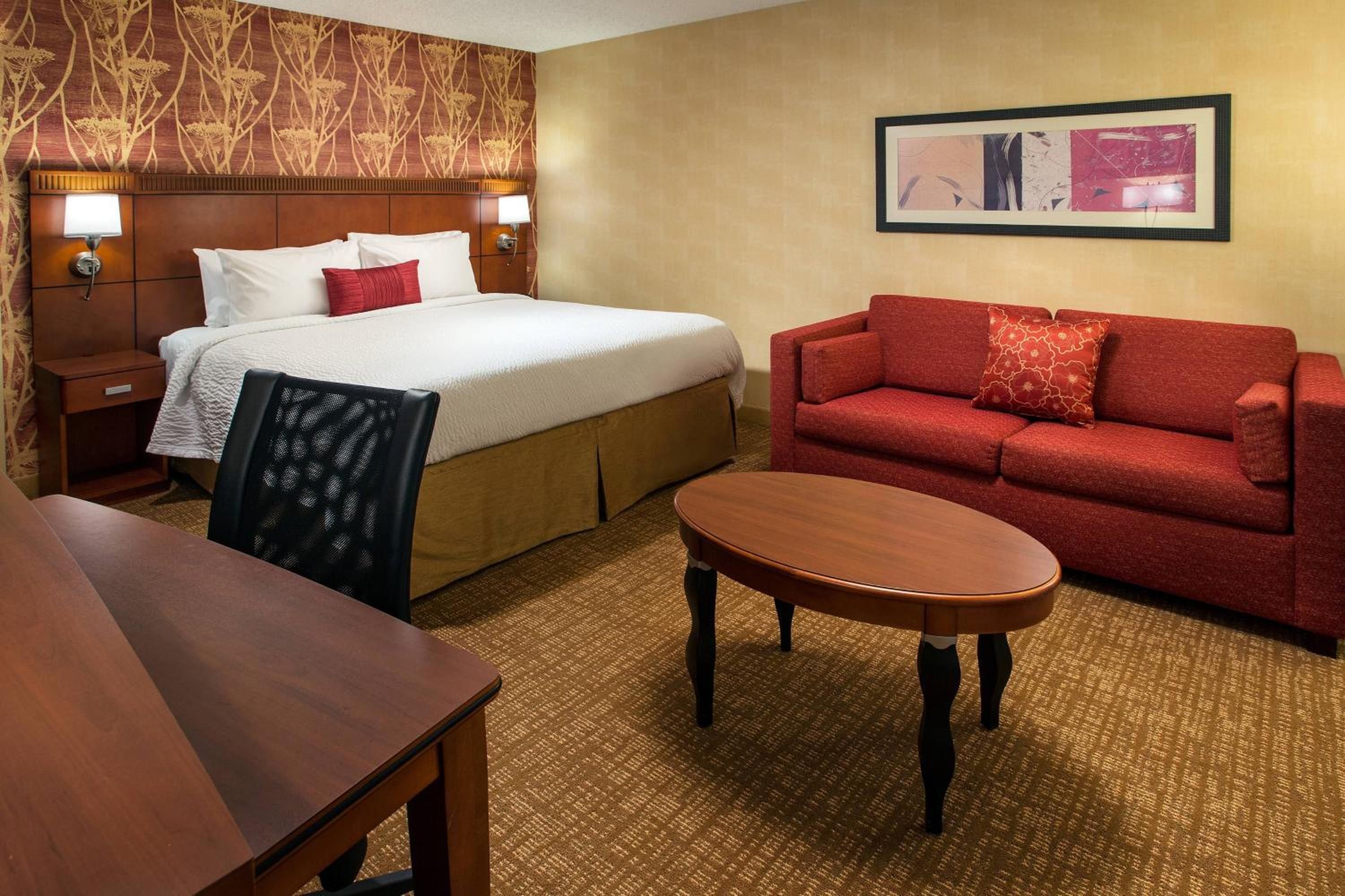 King Room with Sofa Bed - Photo 2
