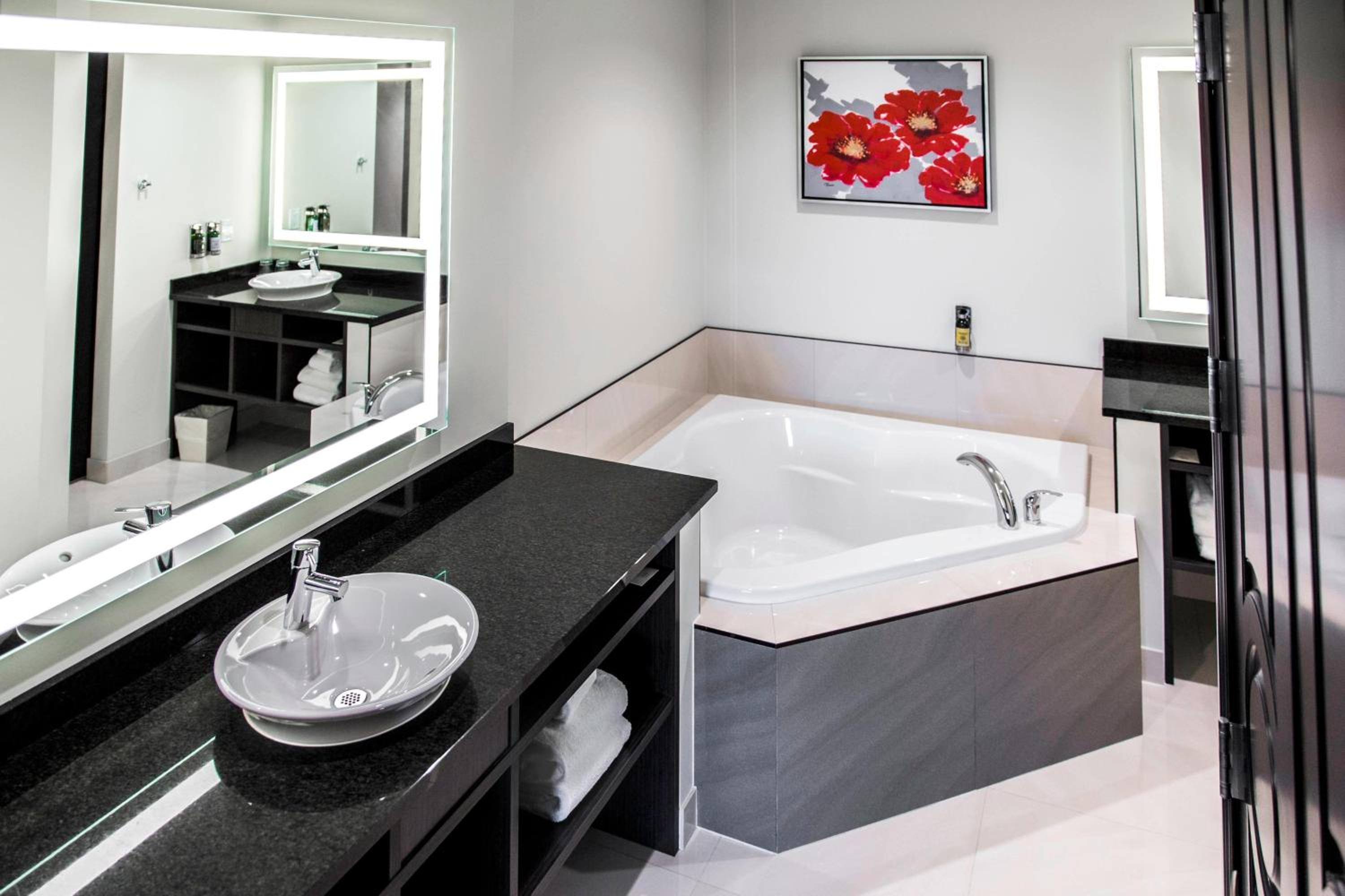 Junior King Suite with Fireplace and Roll-in Shower - Mobility Accessible photo 3