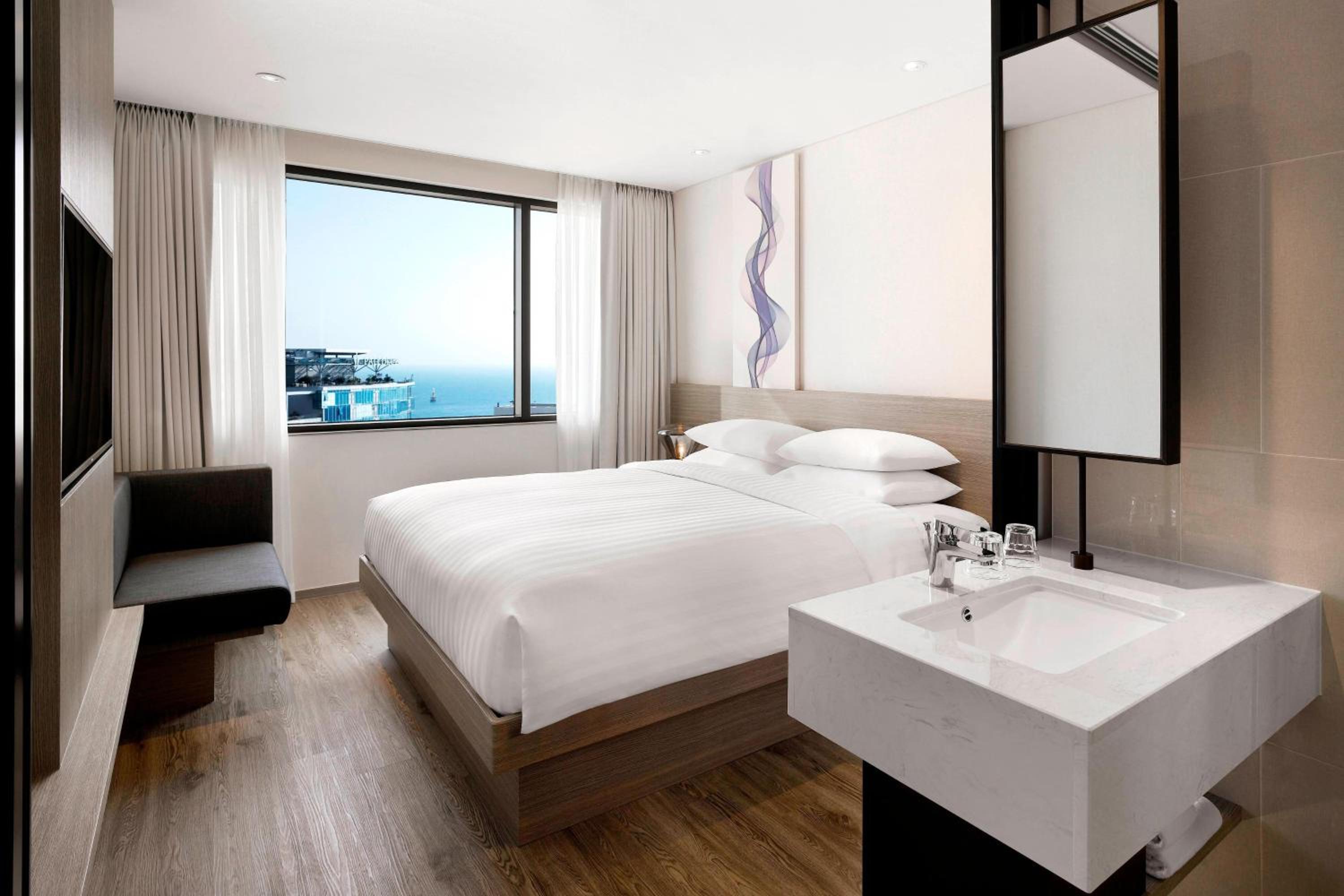 Deluxe Room - 1 King Bed with Partial Sea View photo 3