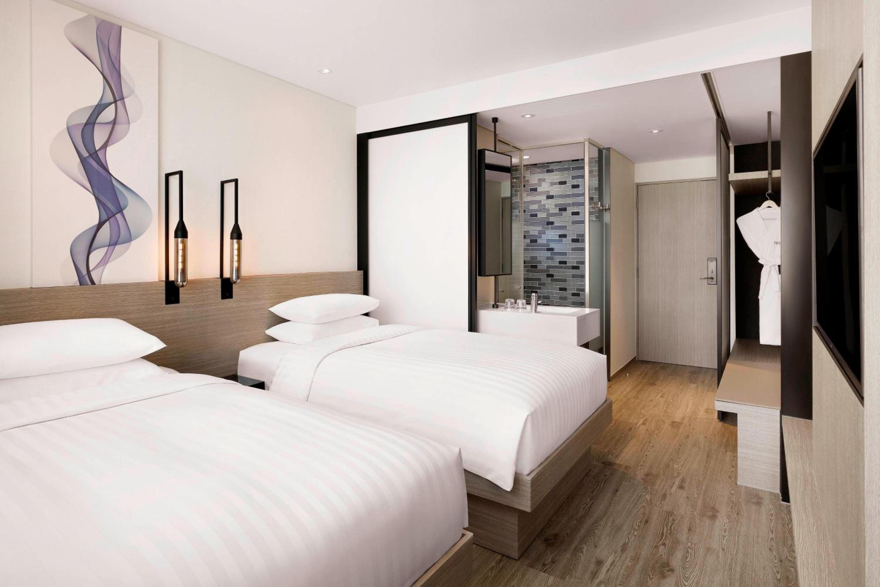 Standard Room - 2 Twin Beds with City View - Photo 4
