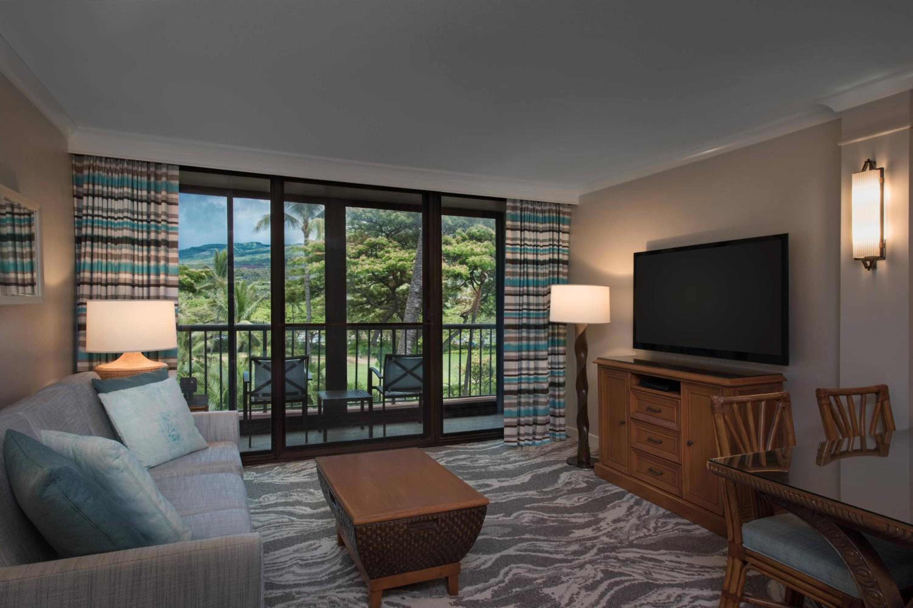 One-Bedroom King Suite with Island View