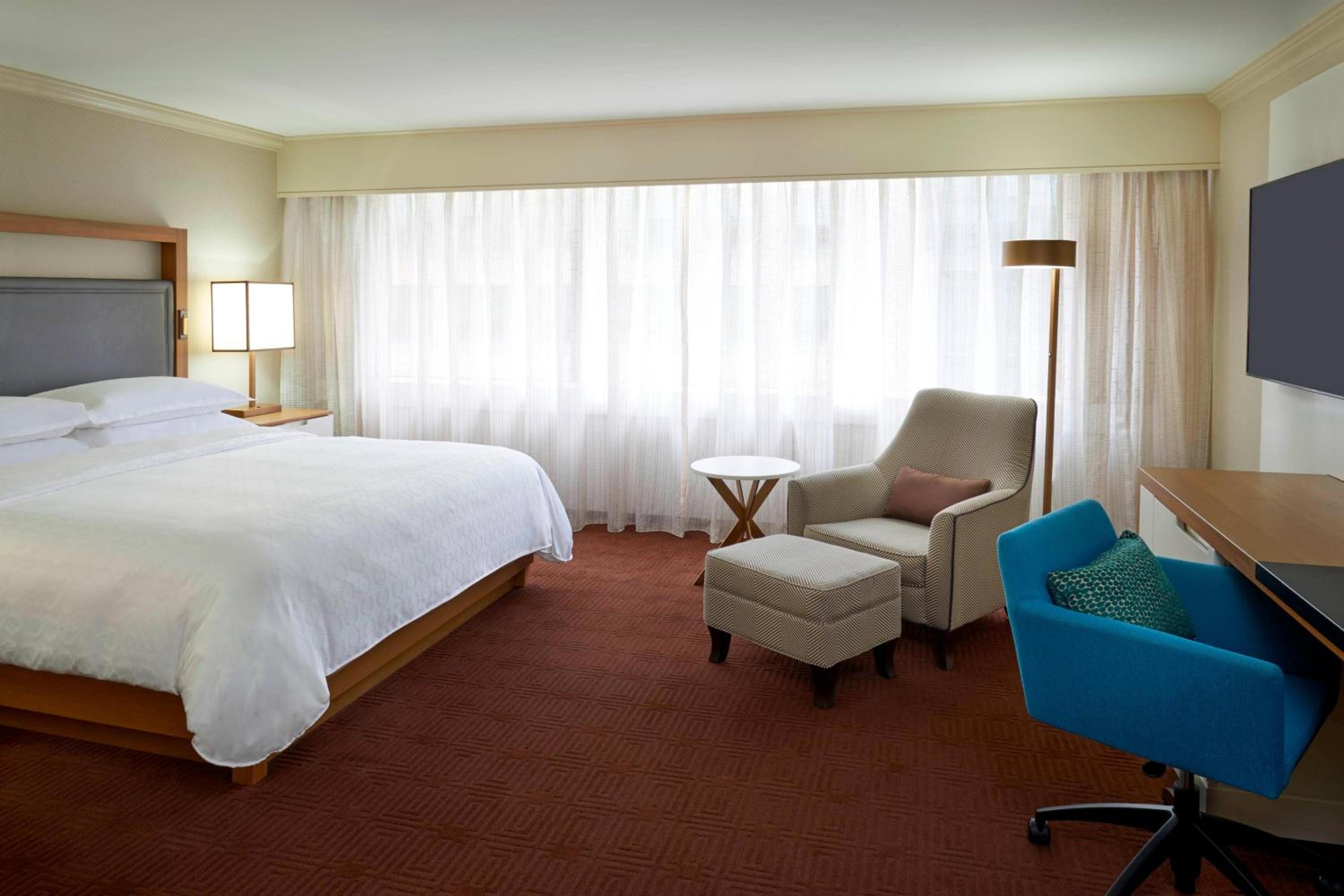 Club level, Guest room, 1 King, High floor thumbnail 6