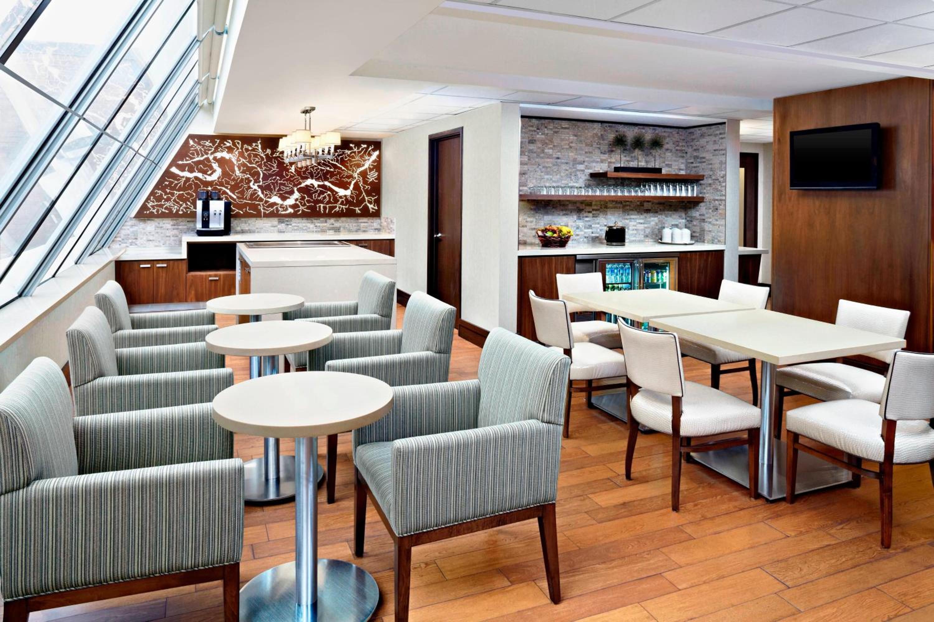 Club level, Guest room, 2 Double, High floor thumbnail 5