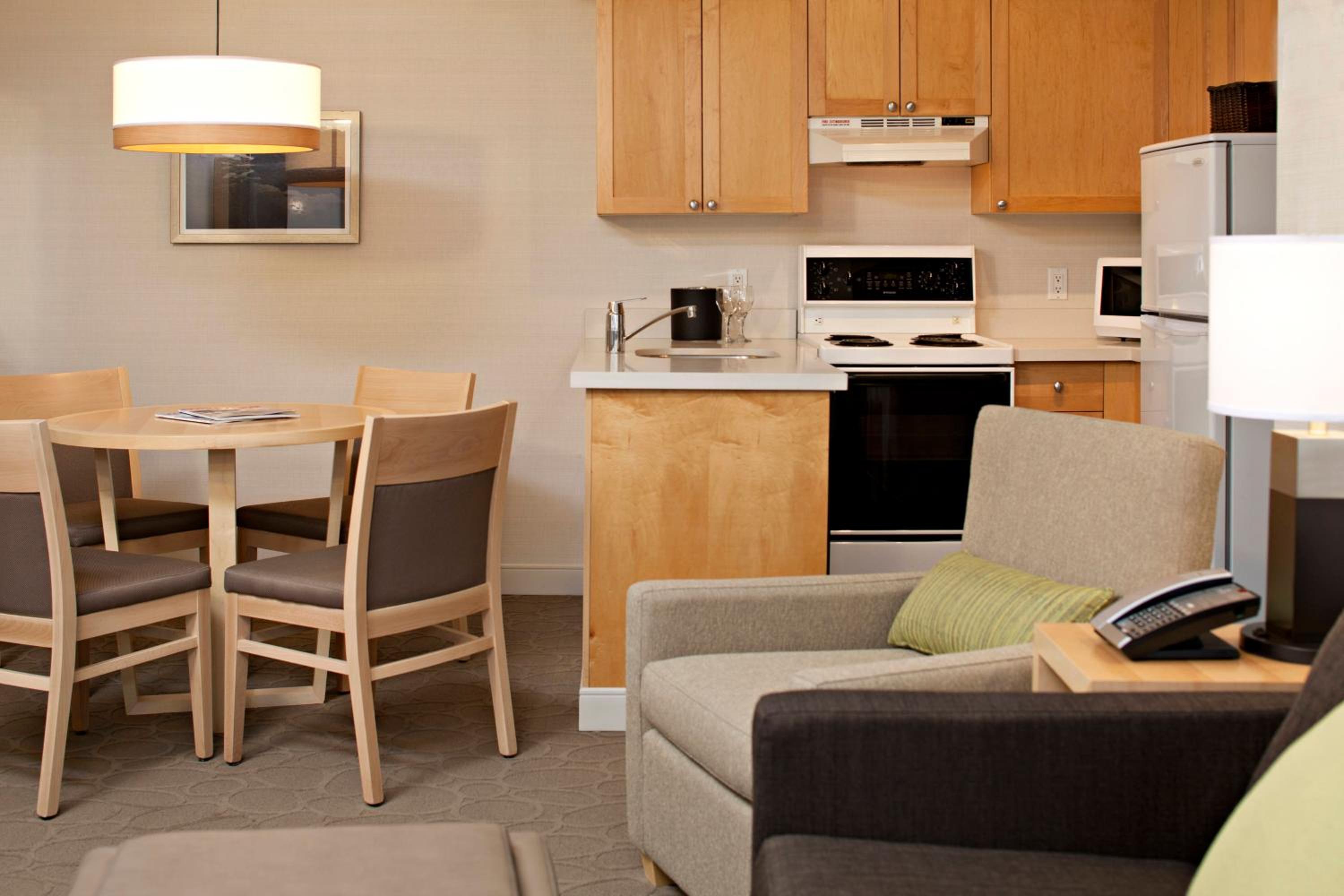 One-Bedroom King Suite with Kitchen - Photo 3