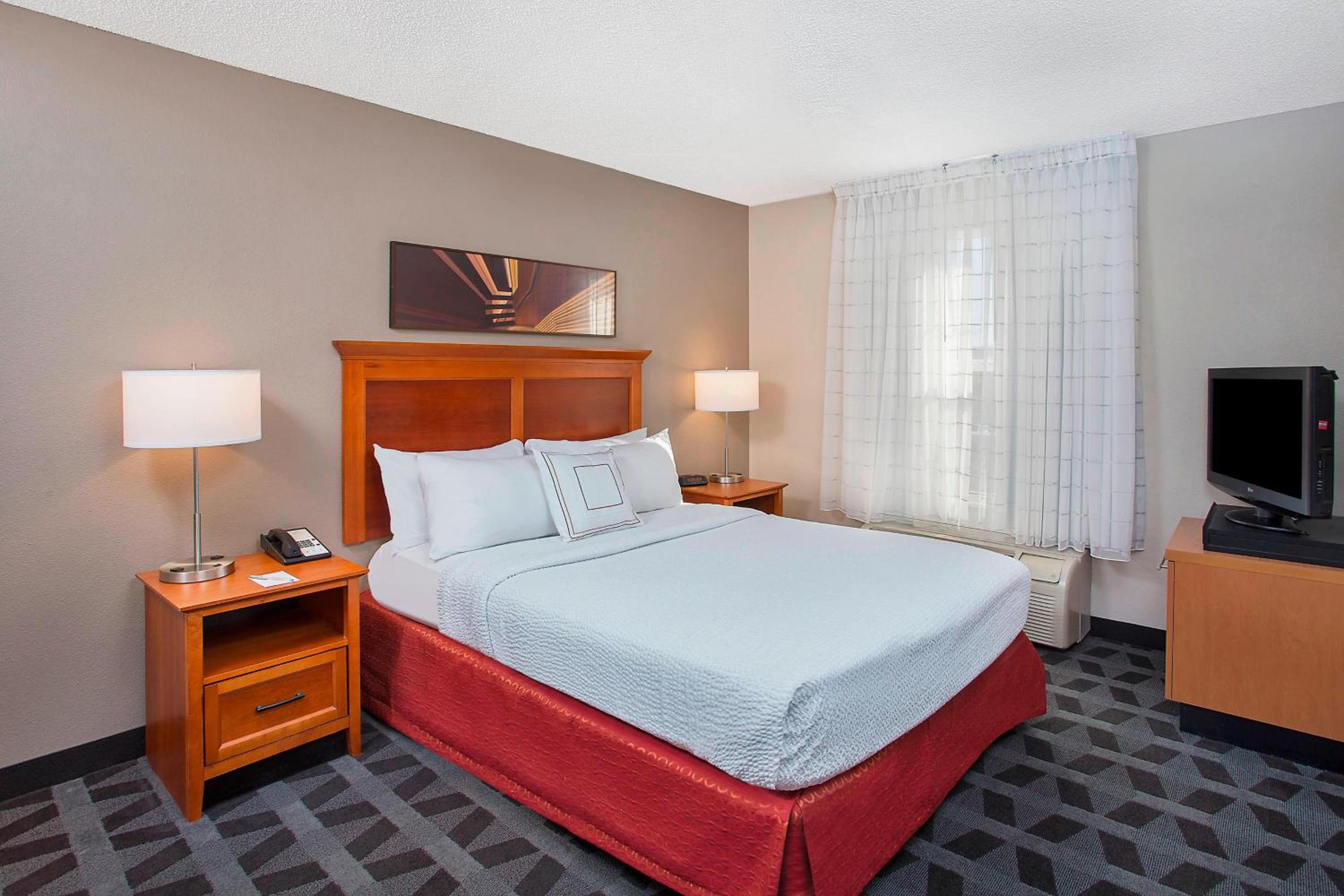 One-Bedroom Queen Suite with Sofa Bed - Photo 2