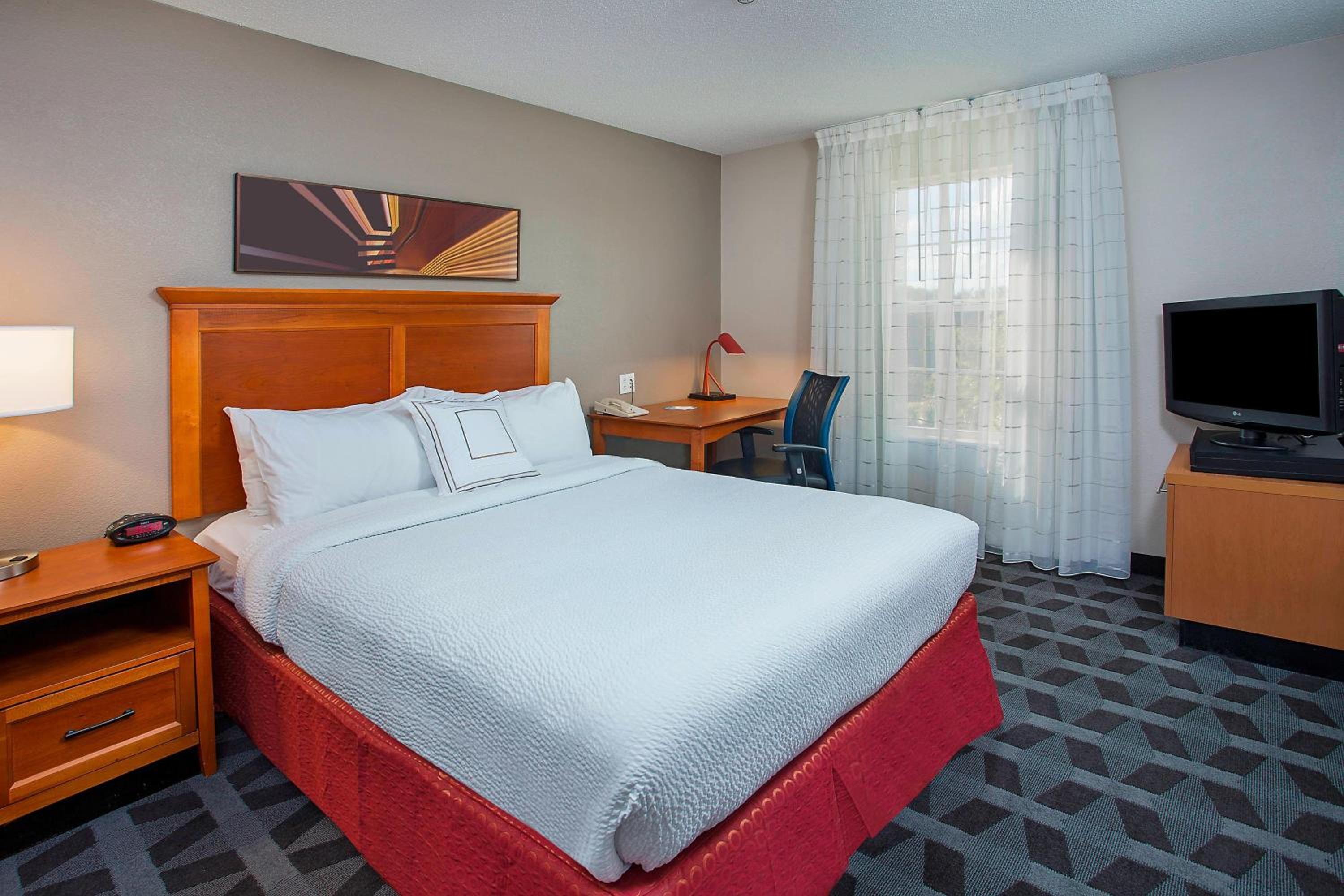 Two-Bedroom Suite with Two Queen Beds and Sofa Bed - Photo 3