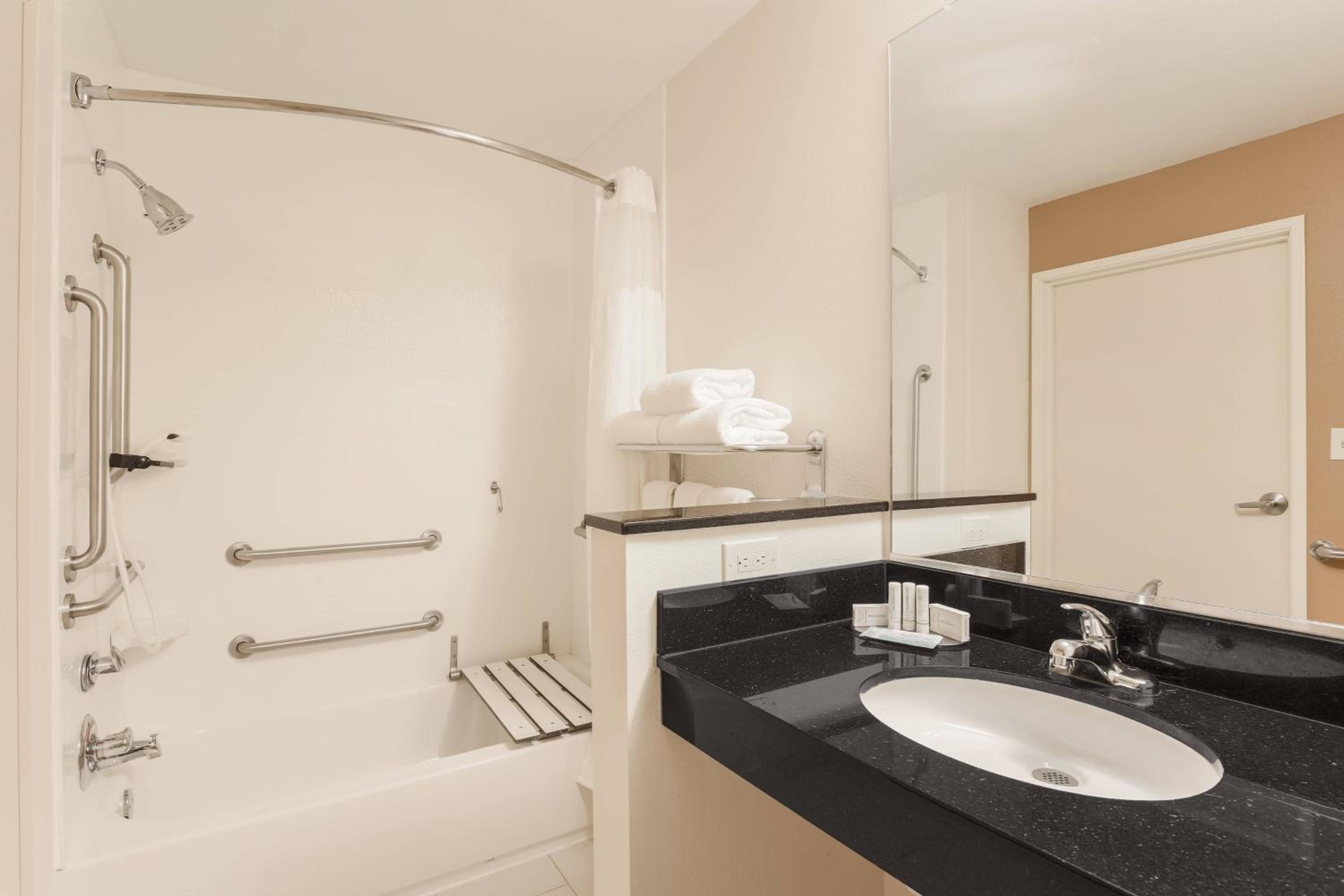 Queen Room with Two Queen Beds photo 2