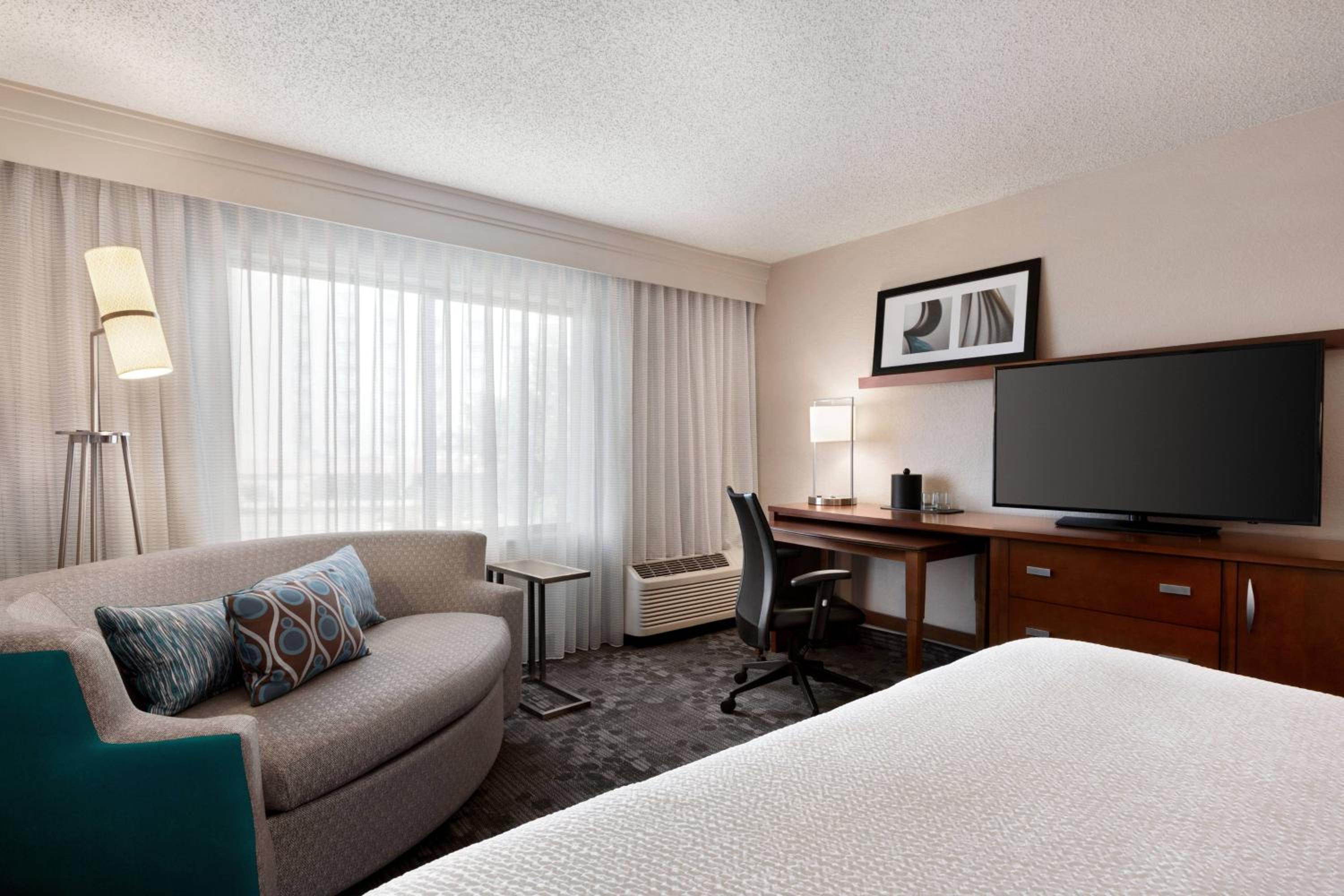 King Room with Sofa Bed - Photo 4