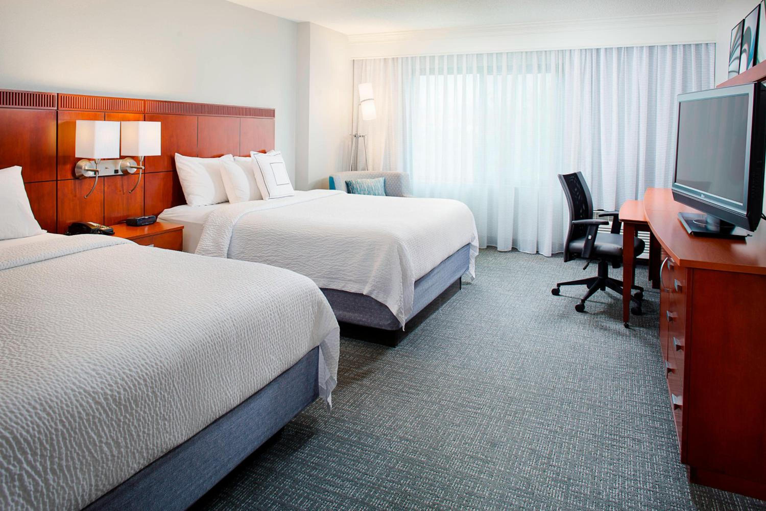 Queen Room with Two Queen Beds - Photo 4