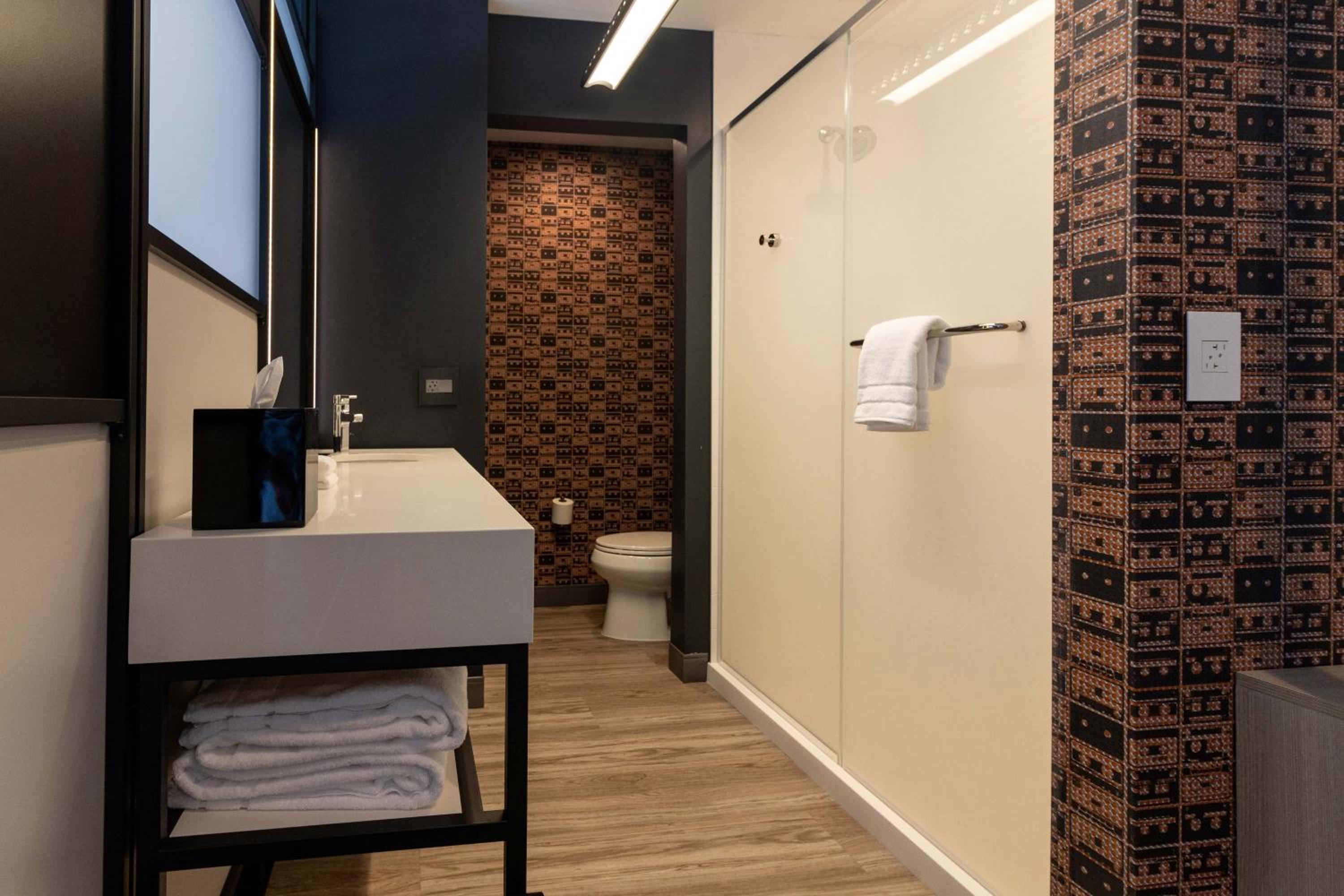 Aloft, Guest room, 1 King - Photo 4