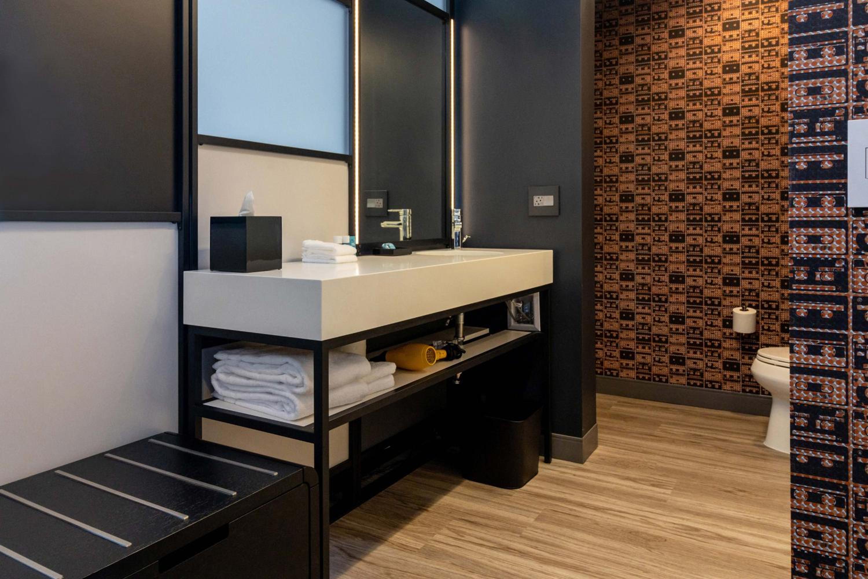 Aloft, Guest room, 1 King - Photo 3