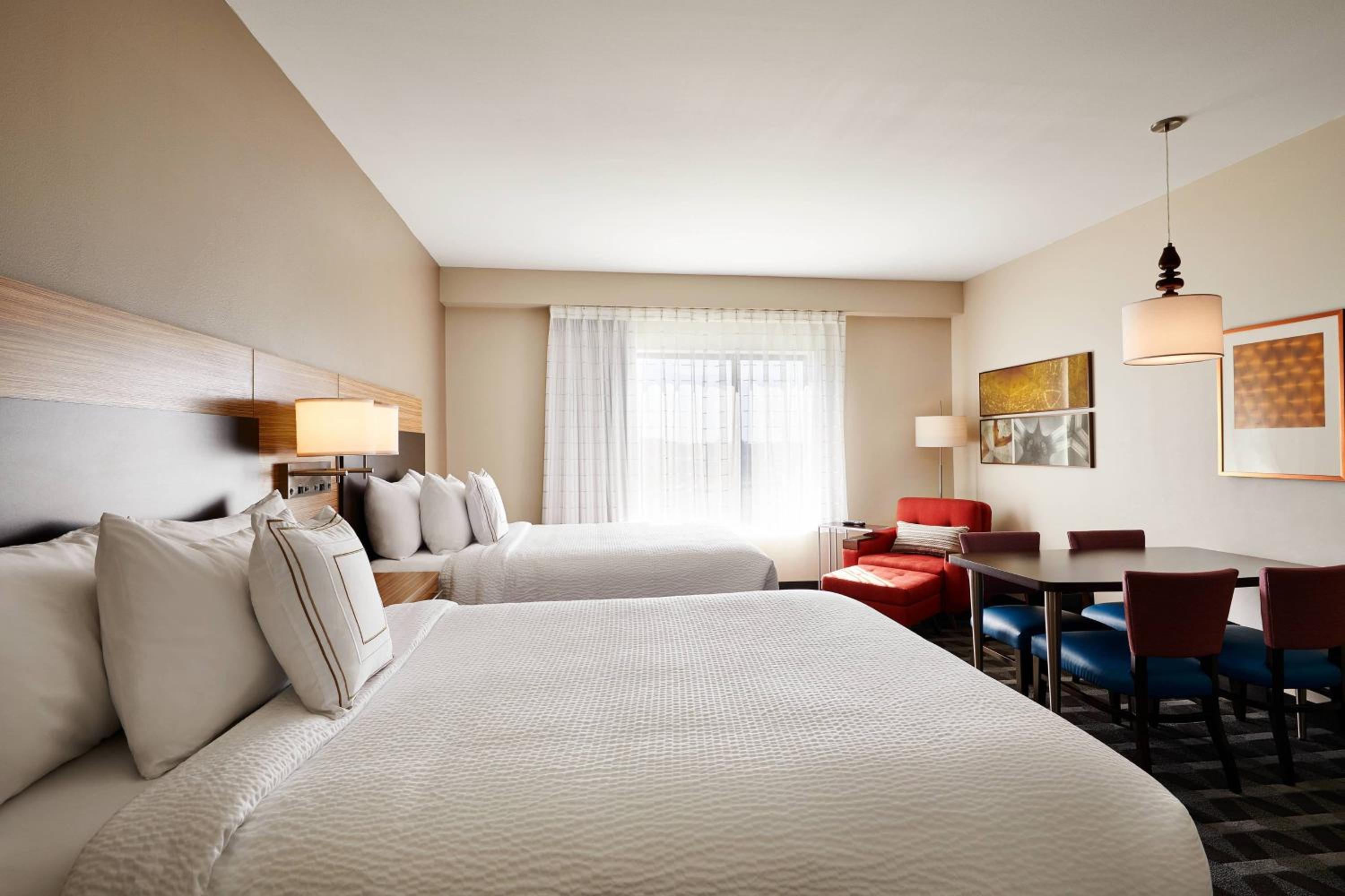Studio with Two Queen Beds - Hearing Accessible