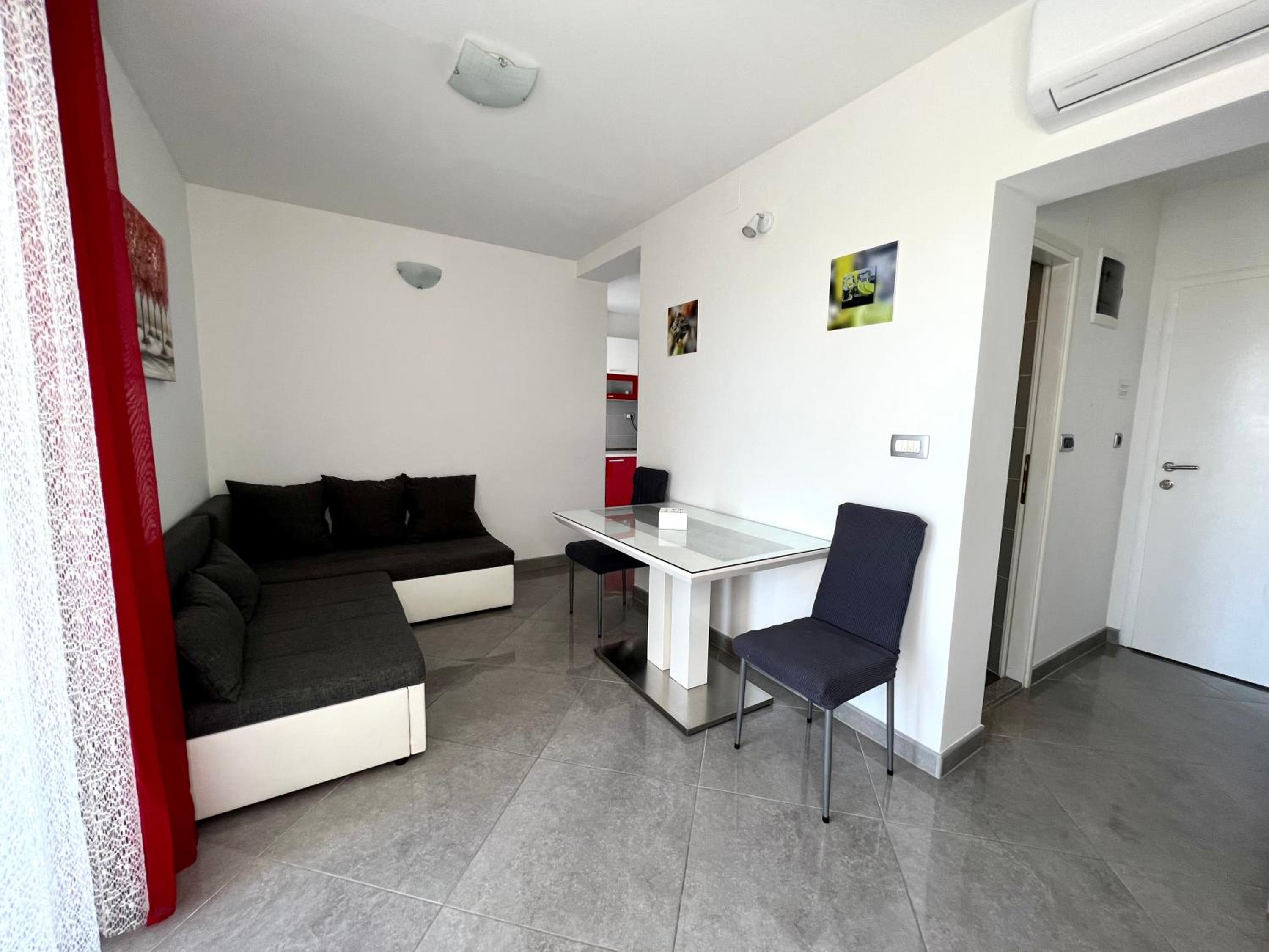 One-Bedroom Apartment photo 2