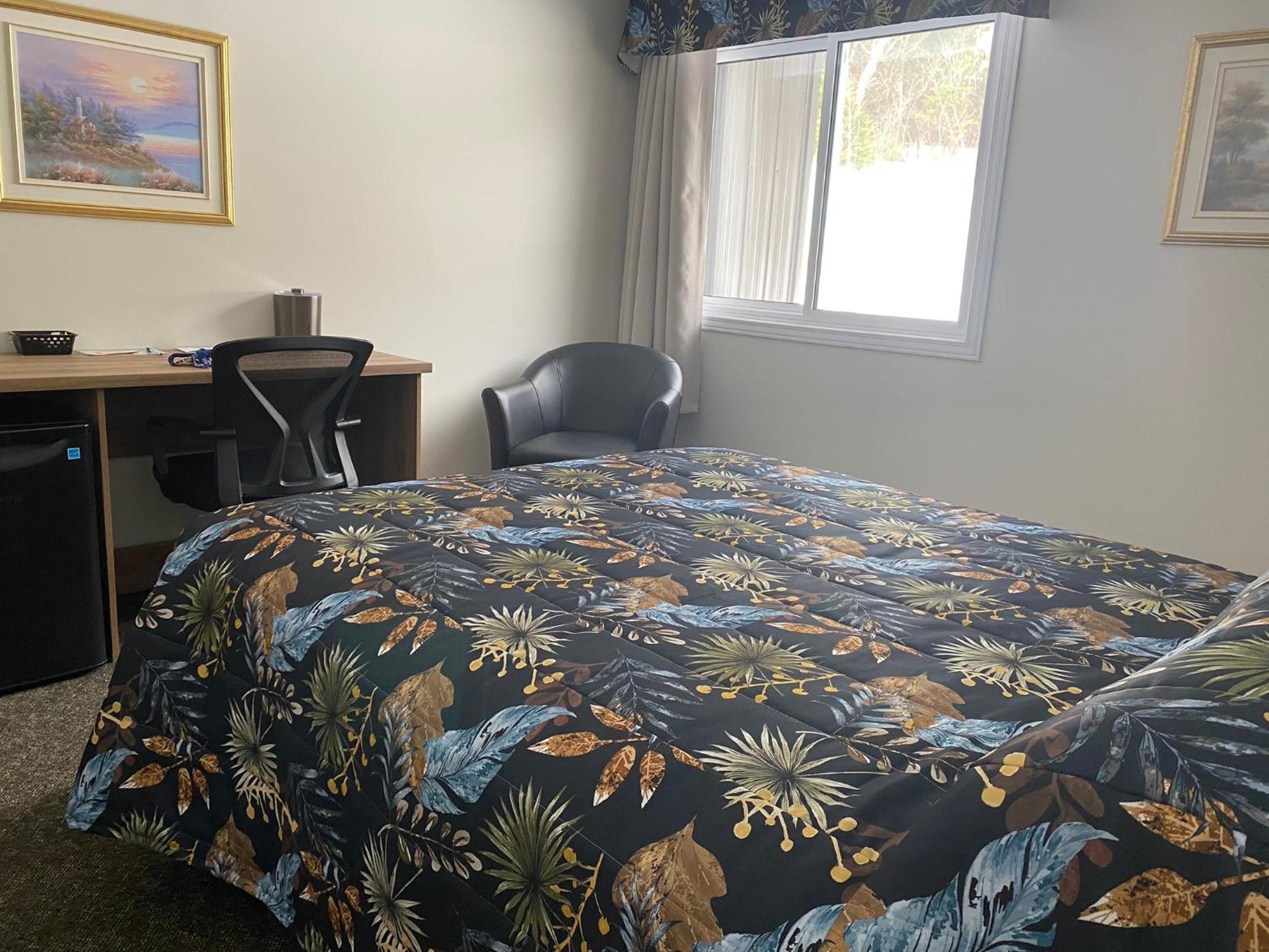 Queen Room photo 2