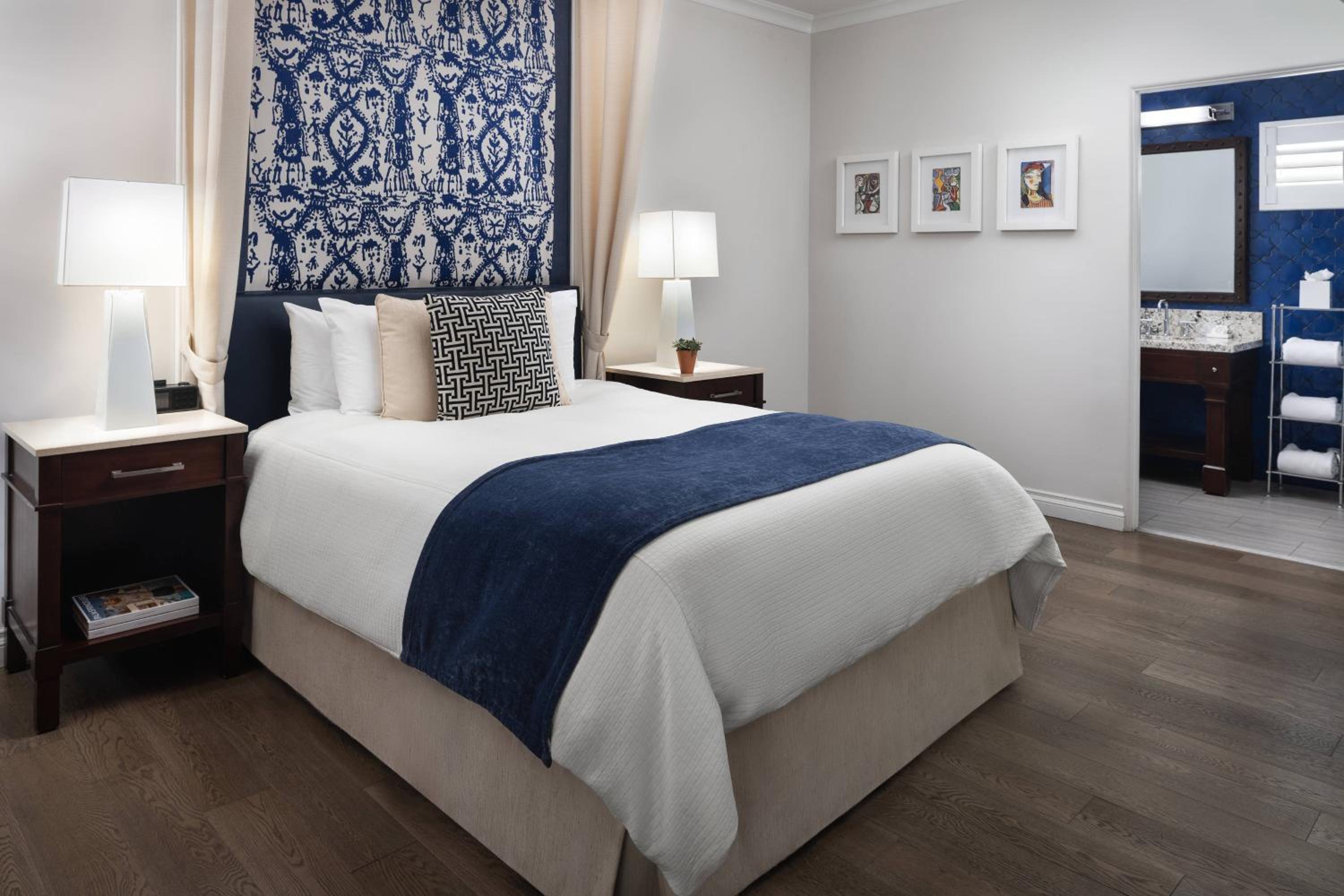 Classic Queen Room (No Resort Fees)