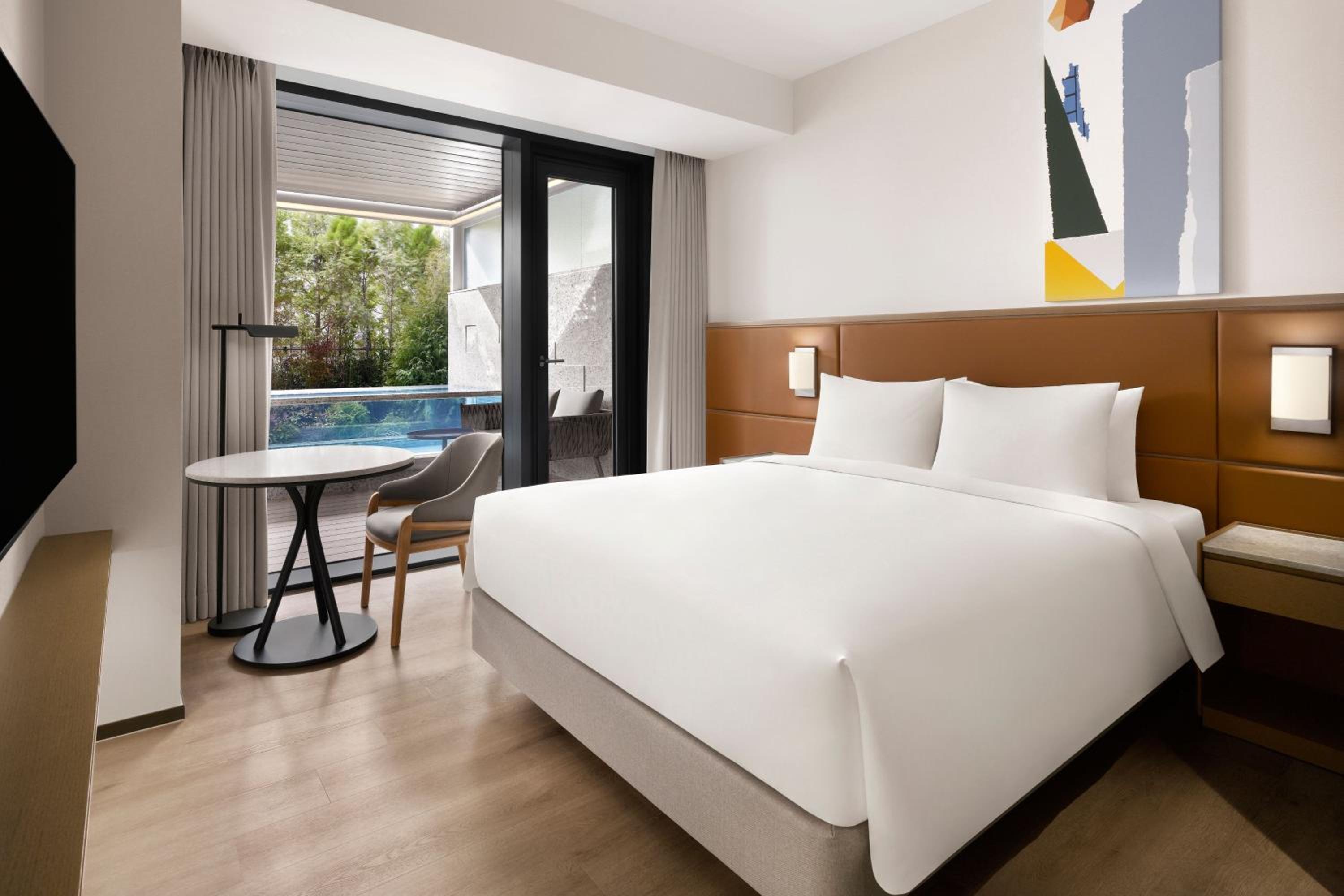 Queen Bed Room with Outdoor Pool