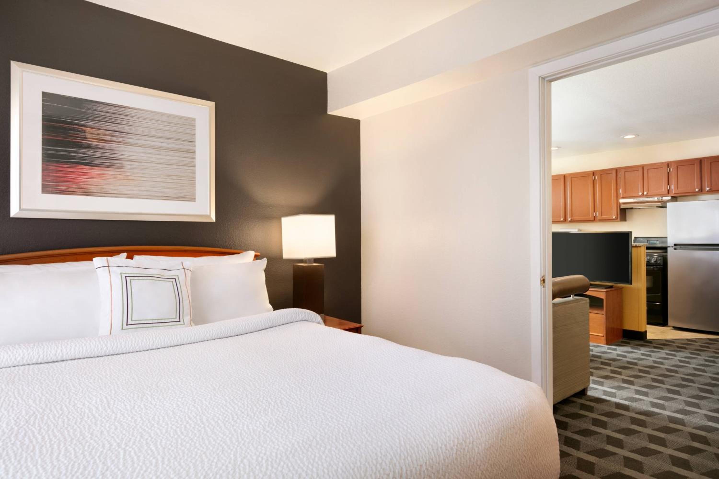 Two-Bedroom Suite - Photo 4