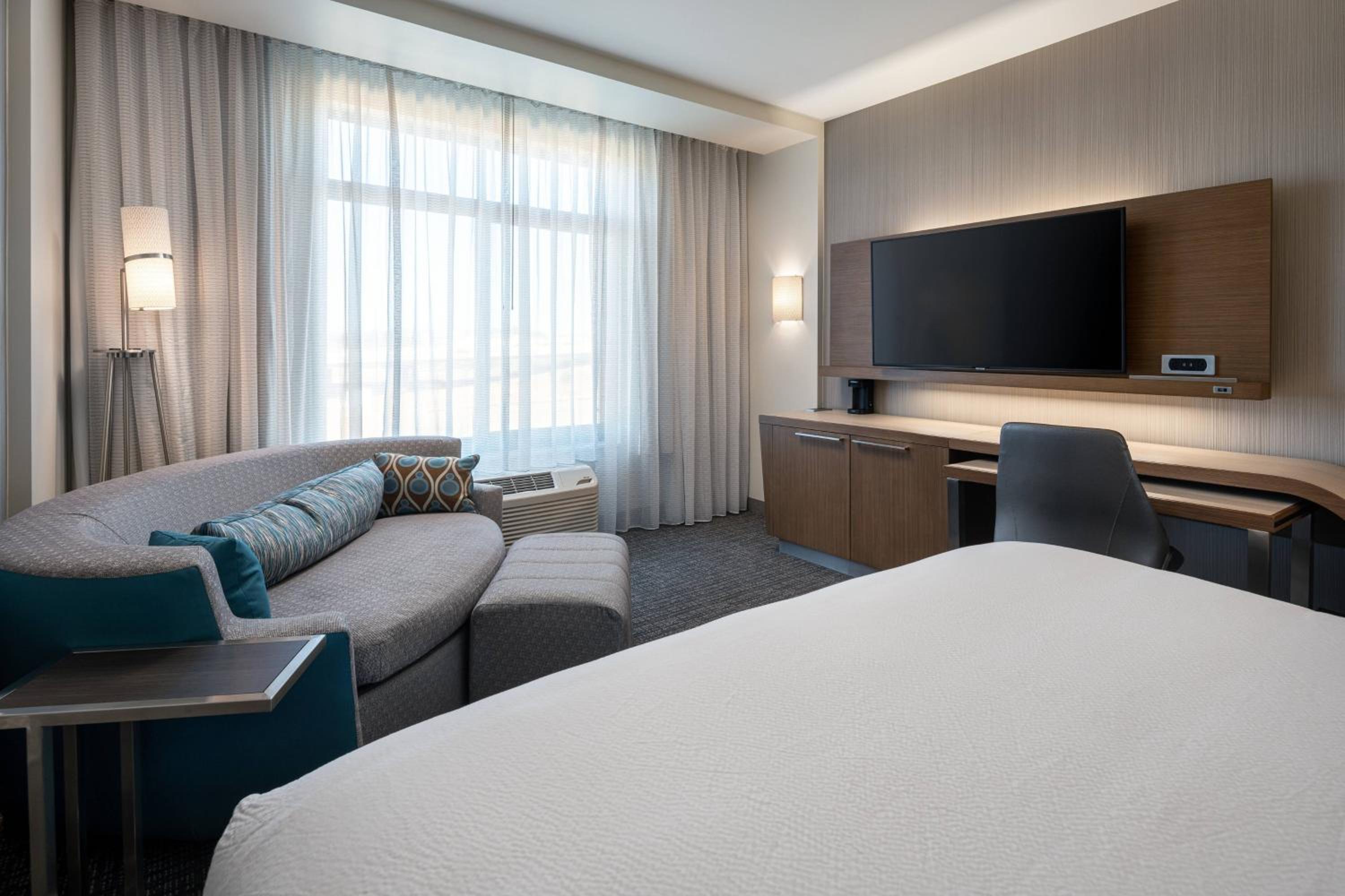 King Guest Room with Sofa Bed - Photo 4