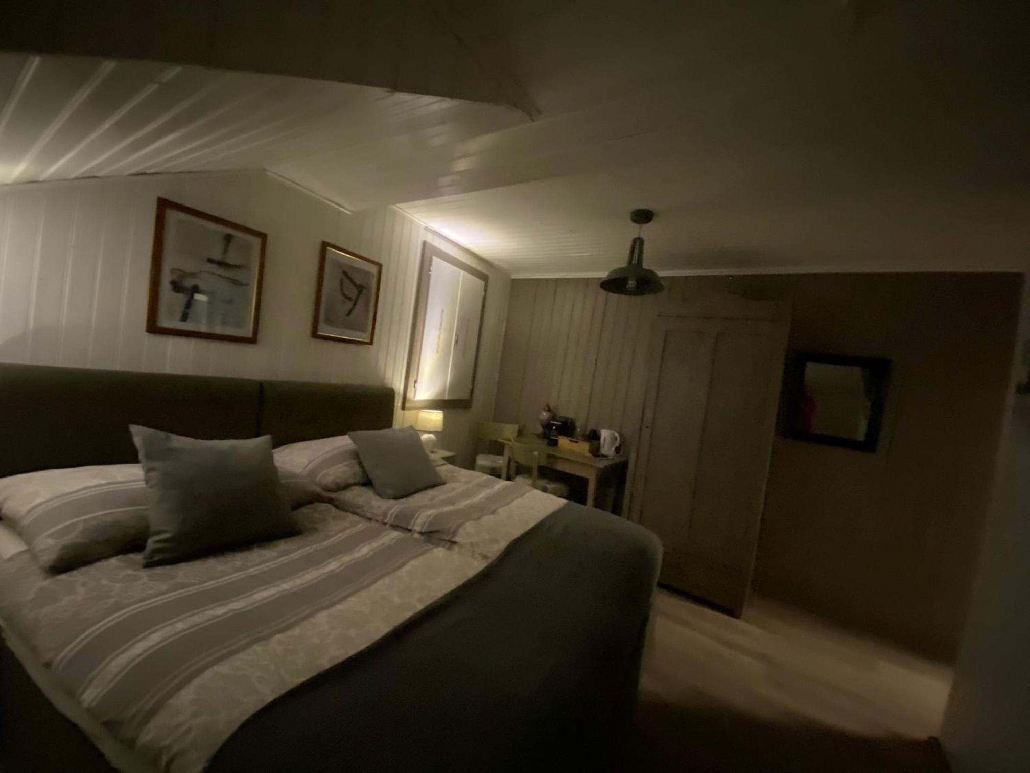 Double or Twin Room with Shared Bathroom photo 3