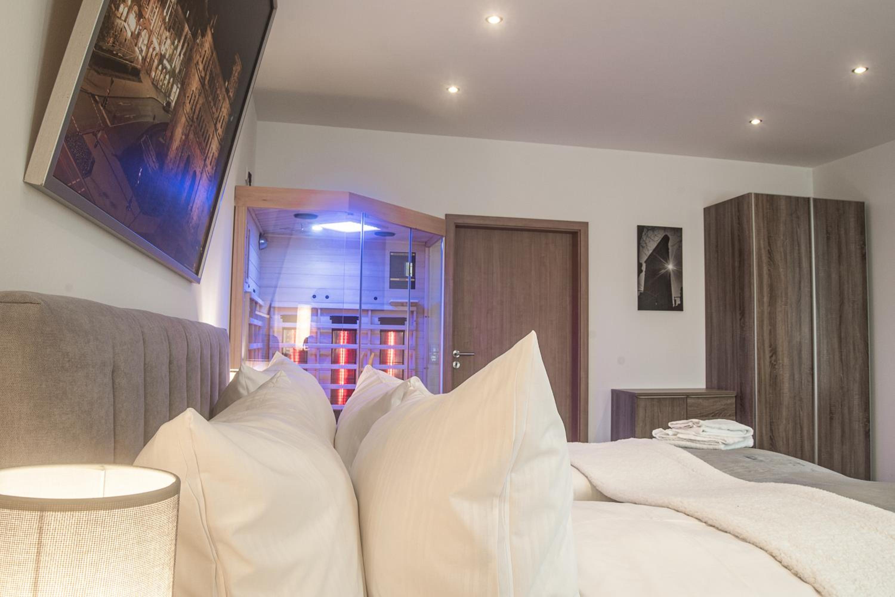 Deluxe Suite with Spa Bath - Photo 4