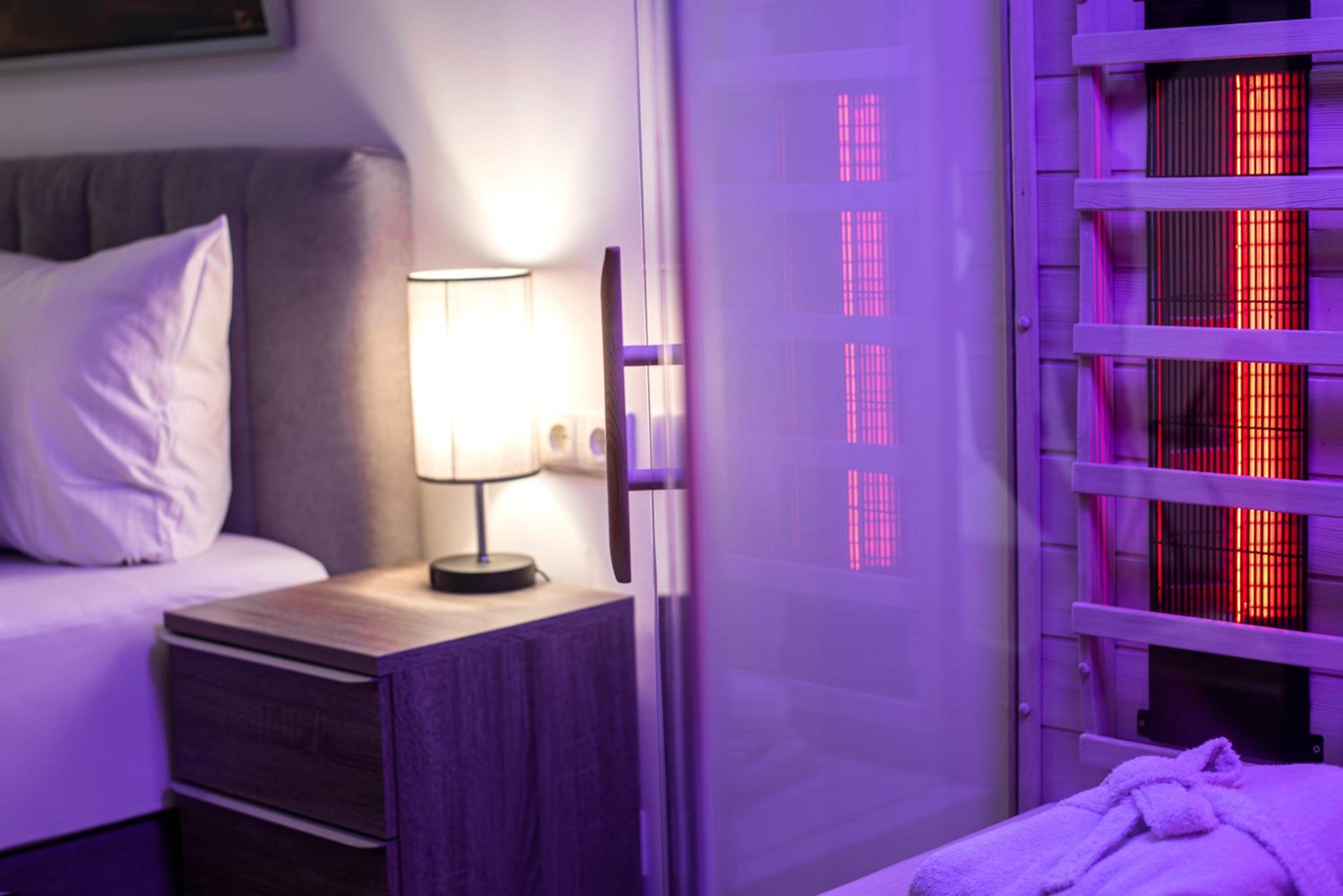 Deluxe Suite with Spa Bath - Photo 2