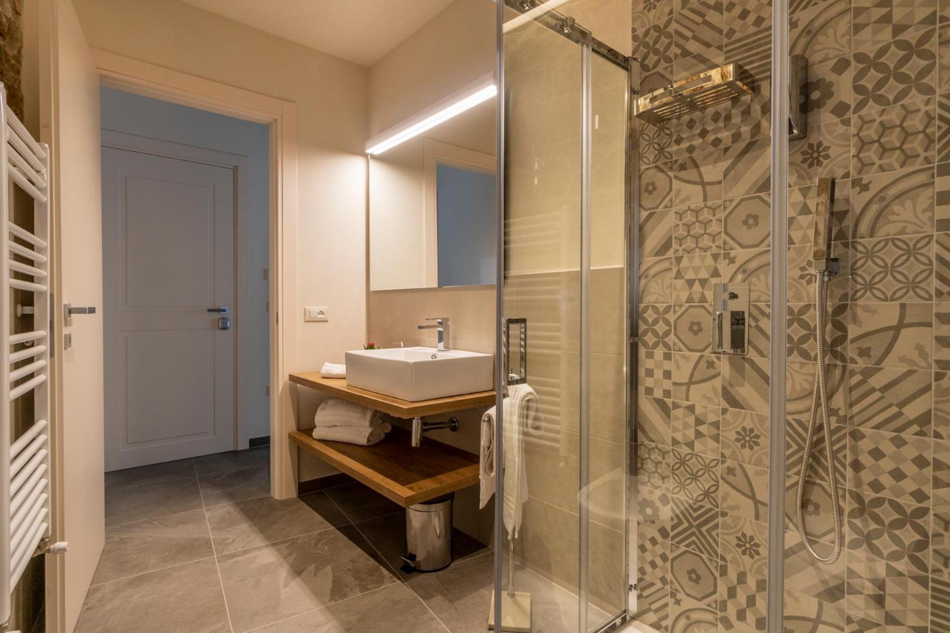 Standard Double or Twin Room - Photo 16
