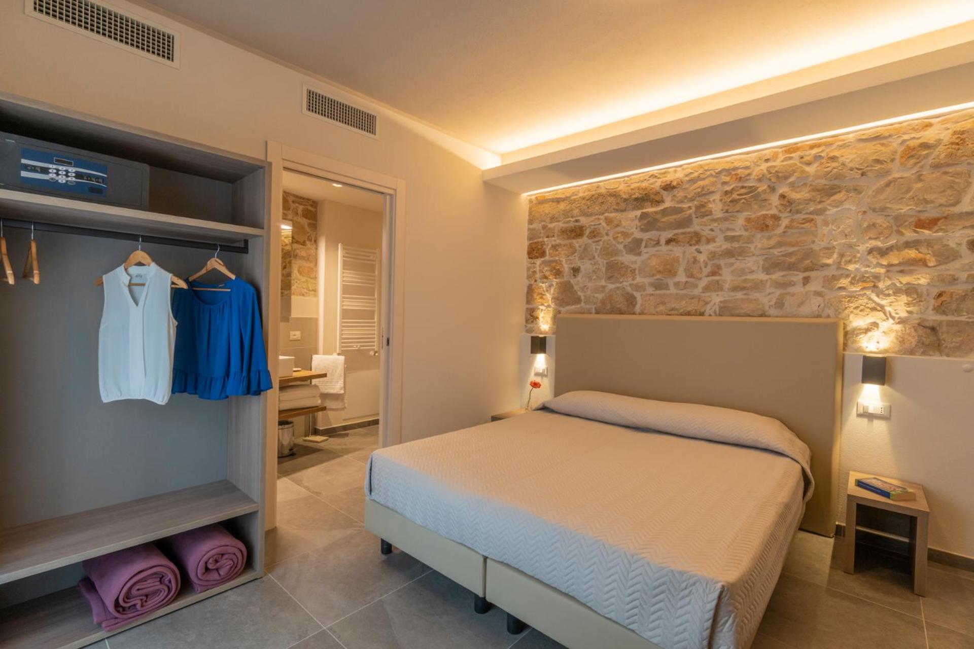 Standard Double or Twin Room - Photo 19