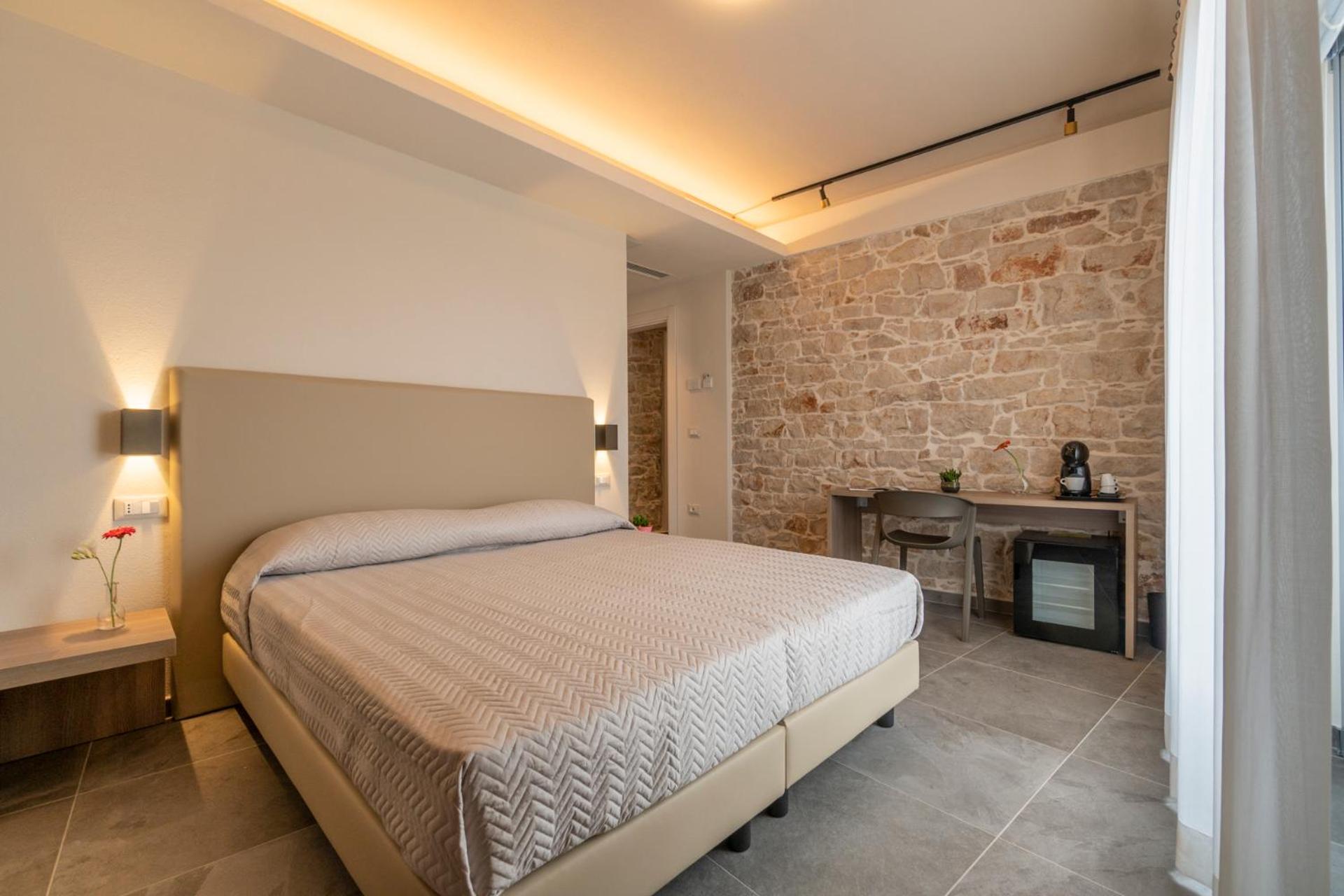 Standard Double or Twin Room - Photo 18
