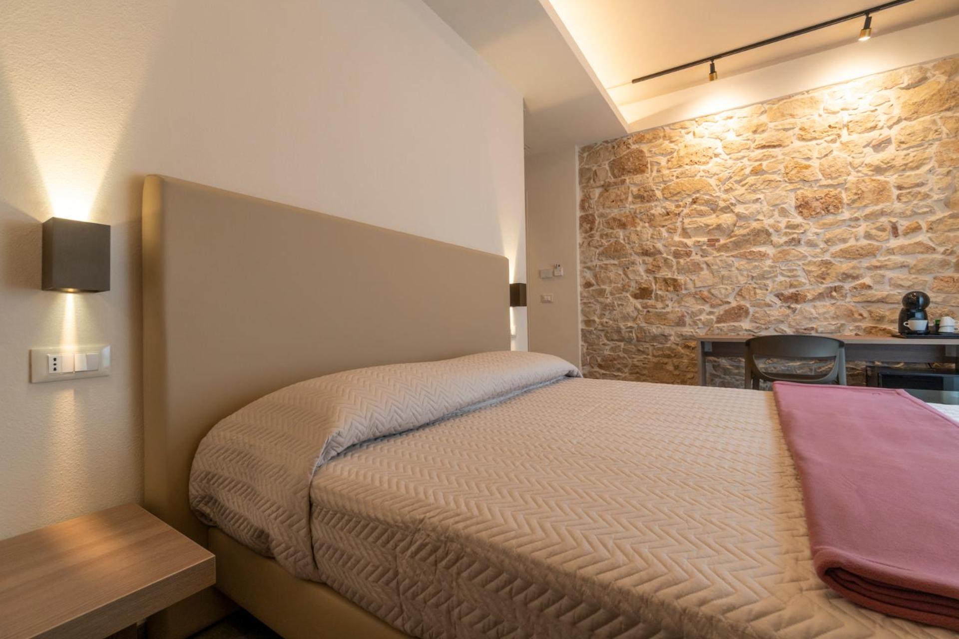 Standard Double or Twin Room - Photo 14
