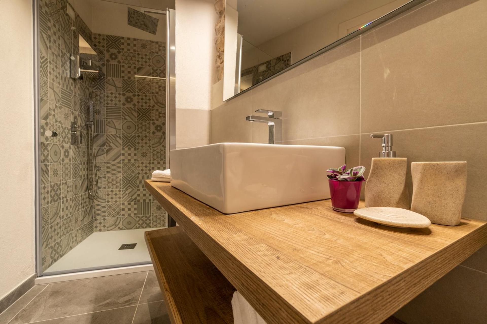 Standard Double or Twin Room - Photo 9