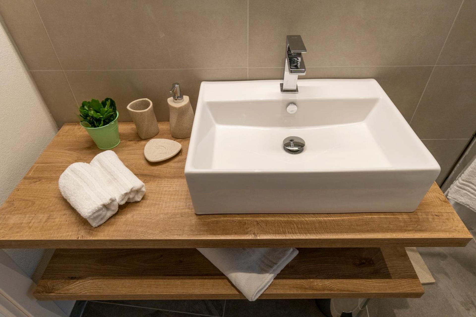 Standard Double or Twin Room - Photo 8