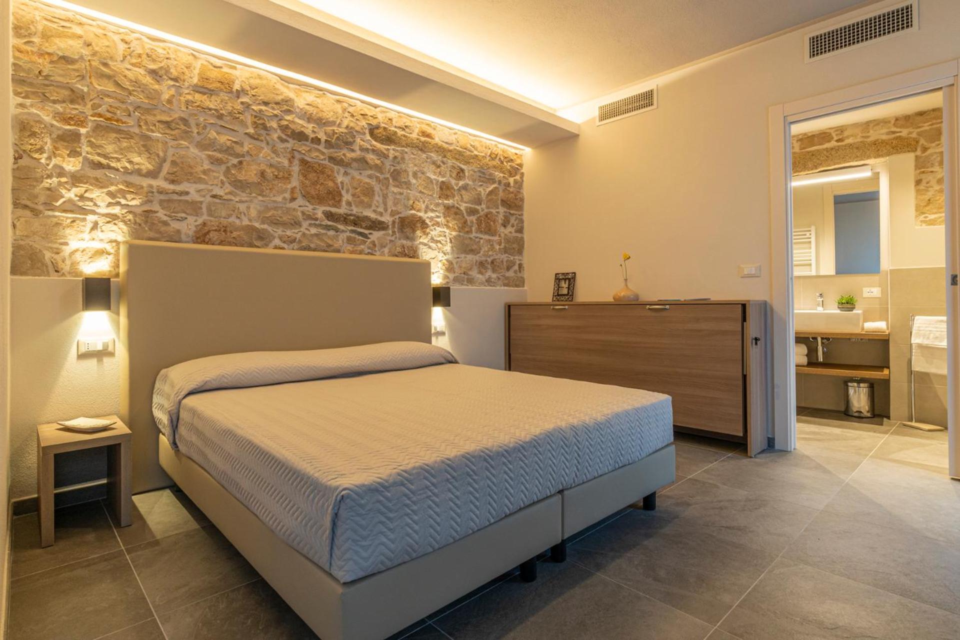 Deluxe Room with small balcony - Photo 1