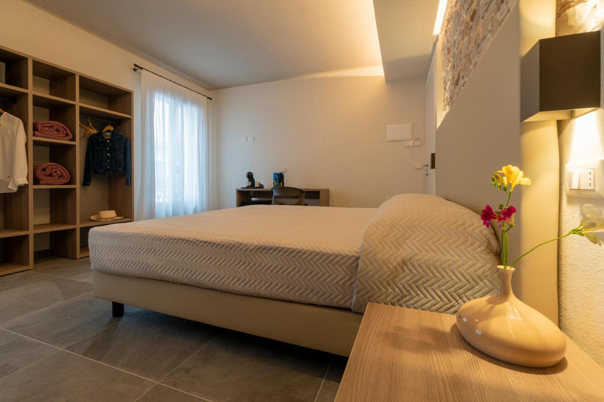 Deluxe Room with small balcony - Photo 6