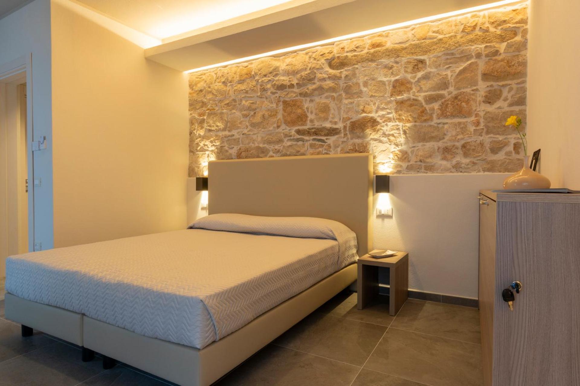 Deluxe Room with small balcony - Photo 4